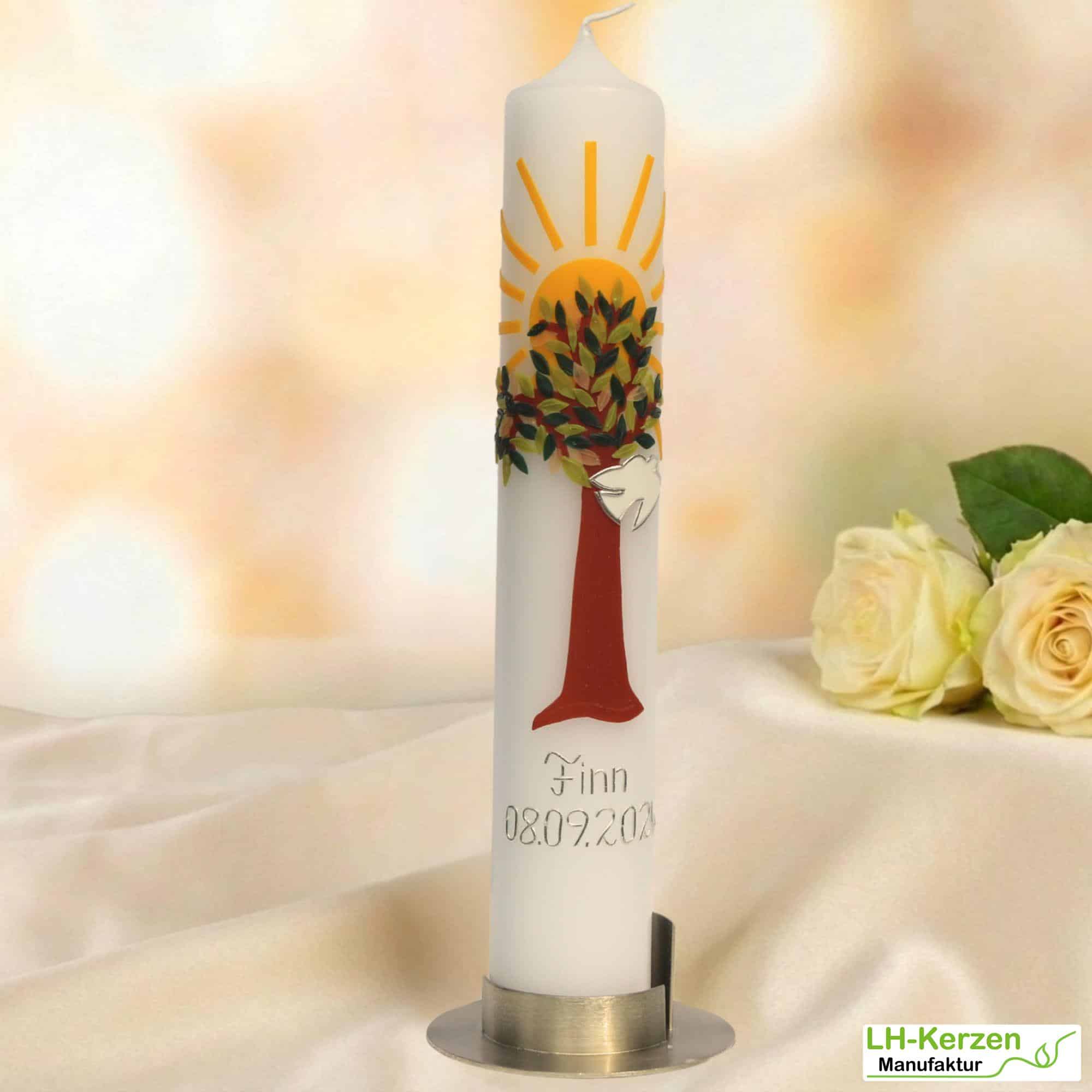 Taufkerze Lebensbaum mit Taube & Sonne – handverziert, personalisierbar für Jungen & Mädchen