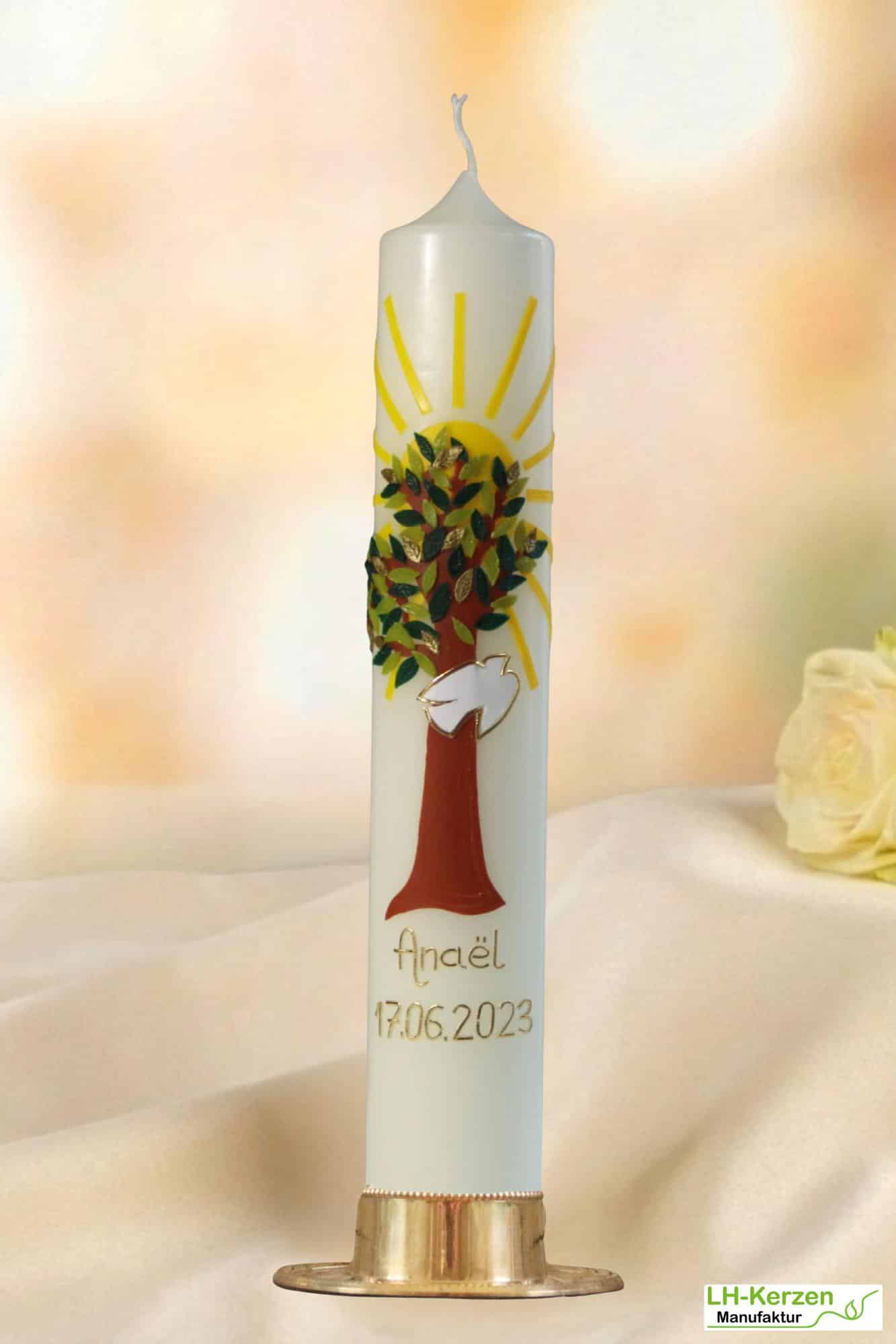 Taufkerze Lebensbaum mit Taube & Sonne – handverziert, personalisierbar für Jungen & Mädchen