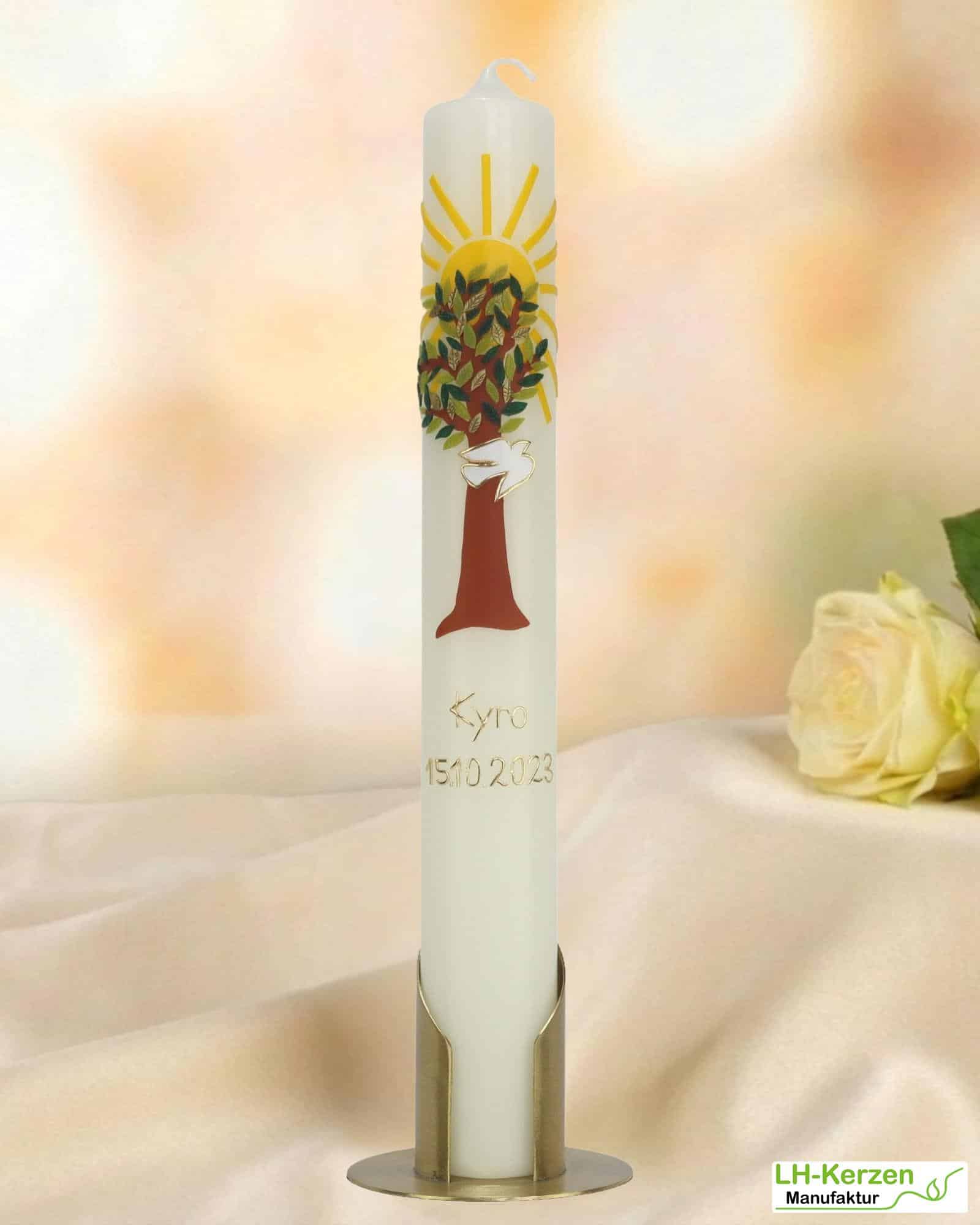 Taufkerze Lebensbaum mit Taube & Sonne – handverziert, personalisierbar für Jungen & Mädchen