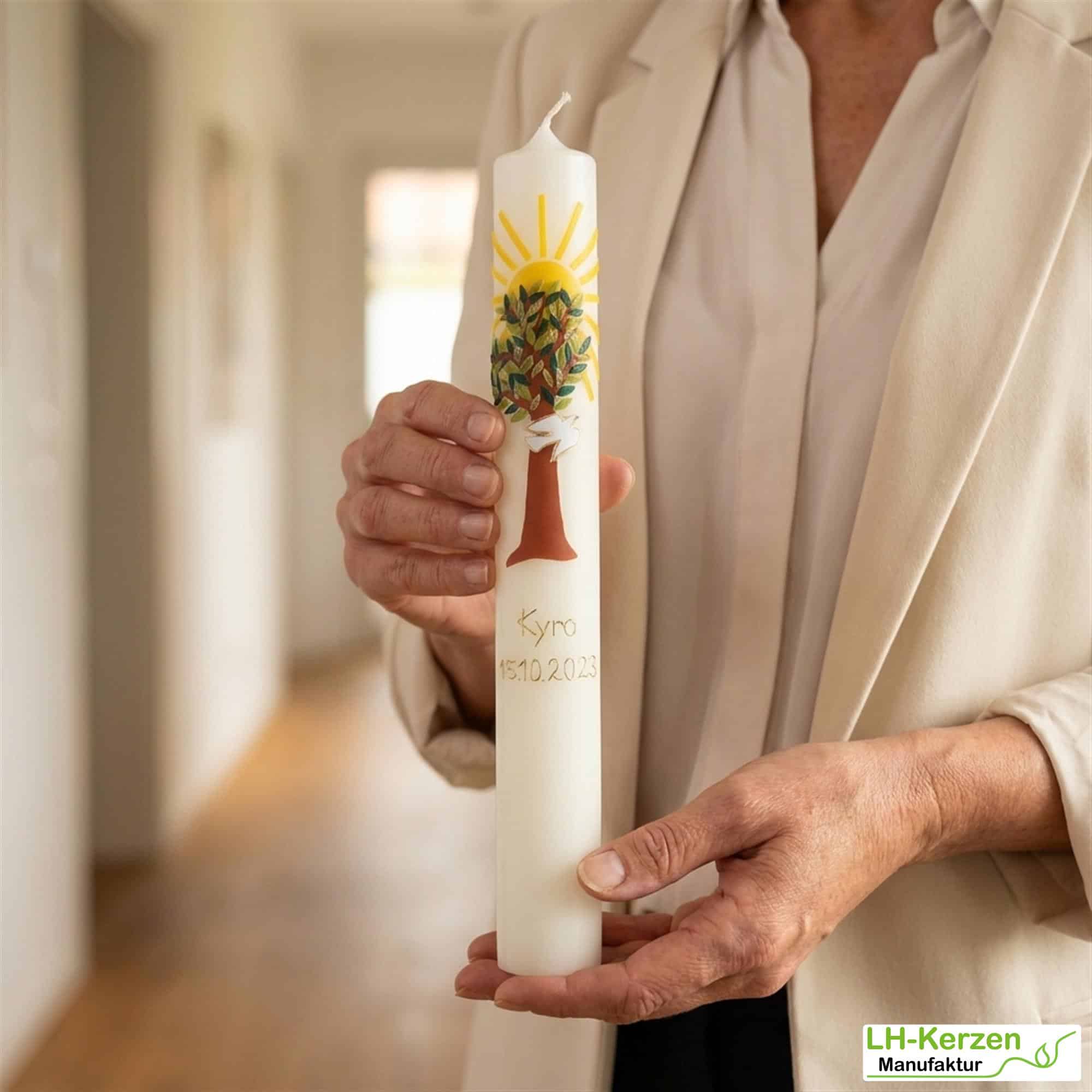 Taufkerze Lebensbaum mit Taube & Sonne – handverziert, personalisierbar für Jungen & Mädchen