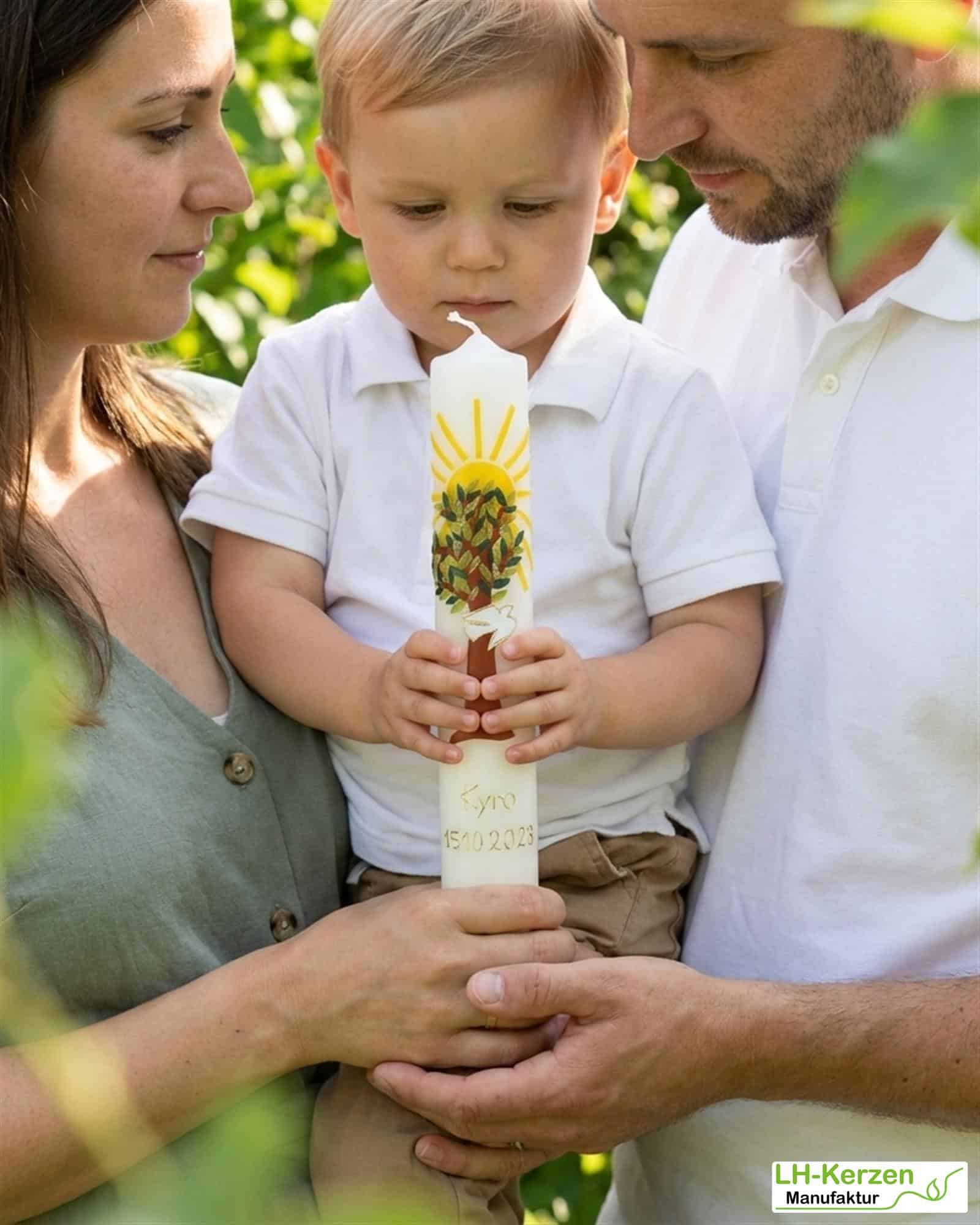 Taufkerze Lebensbaum mit Taube & Sonne – handverziert, personalisierbar für Jungen & Mädchen