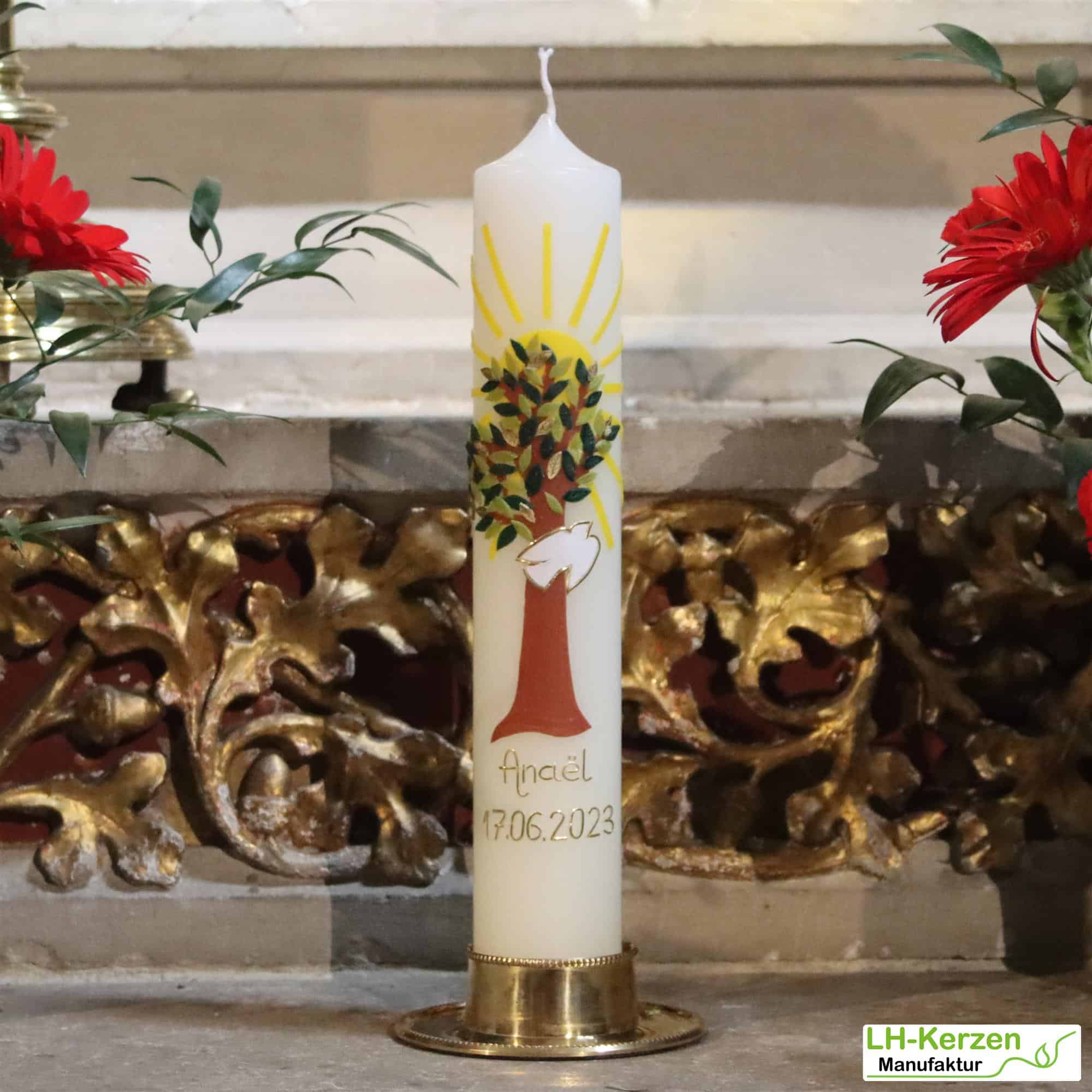 Taufkerze Lebensbaum mit Taube & Sonne – handverziert, personalisierbar für Jungen & Mädchen