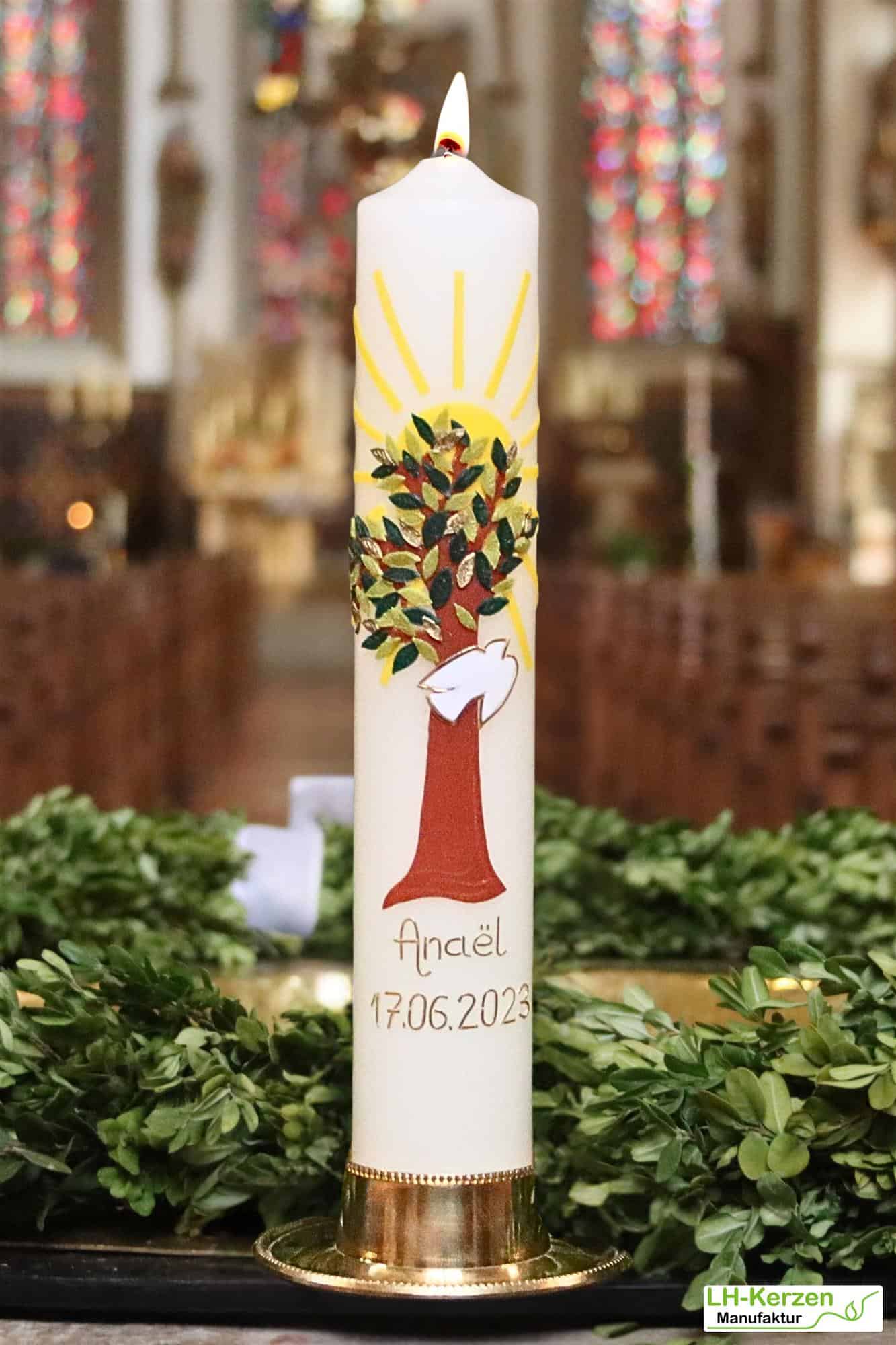 Taufkerze Lebensbaum mit Taube & Sonne – handverziert, personalisierbar für Jungen & Mädchen