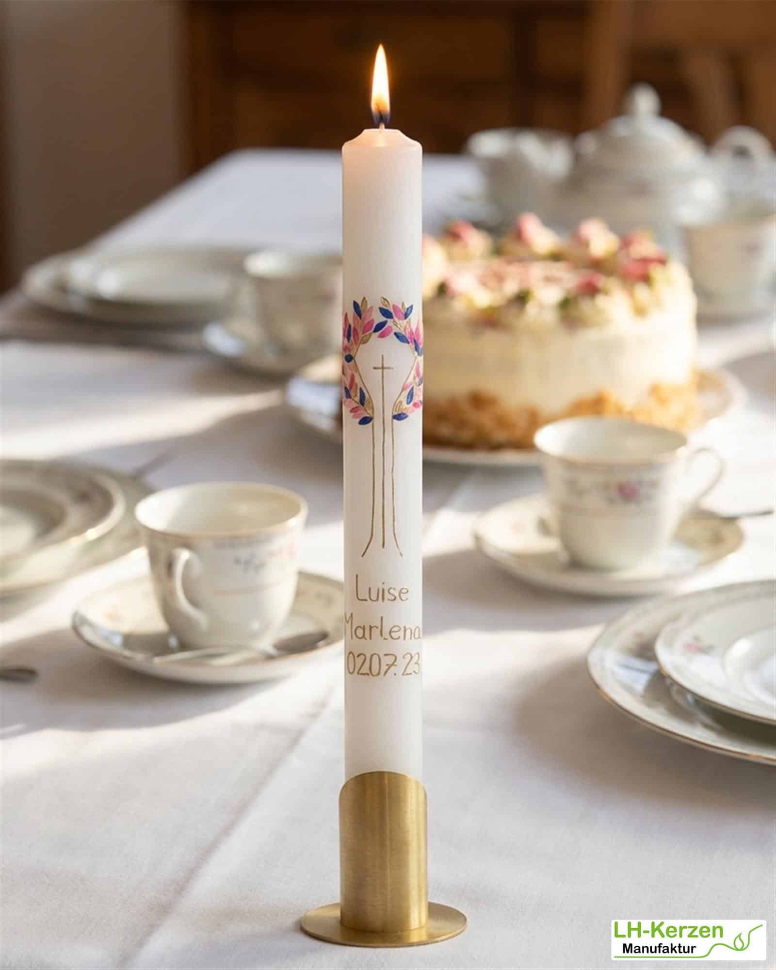 Taufkerze Lebensbaum bunt mit goldenem Kreuz – handverziert & personalisierbar mit Namen