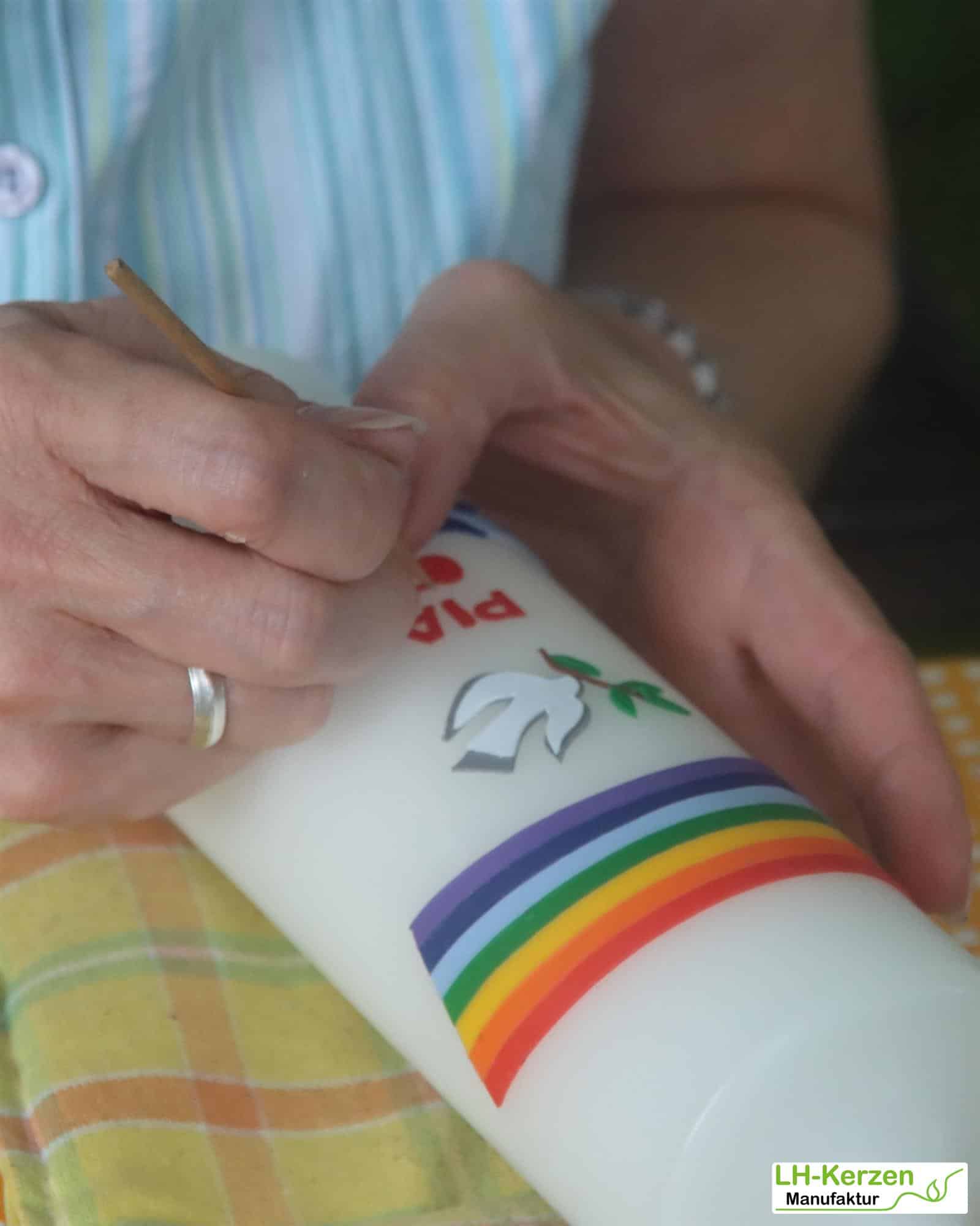 Taufkerze mit Regenbogen, Taube und Wellen, Stumpenkerze, personalisierbar mit Namen und Datum