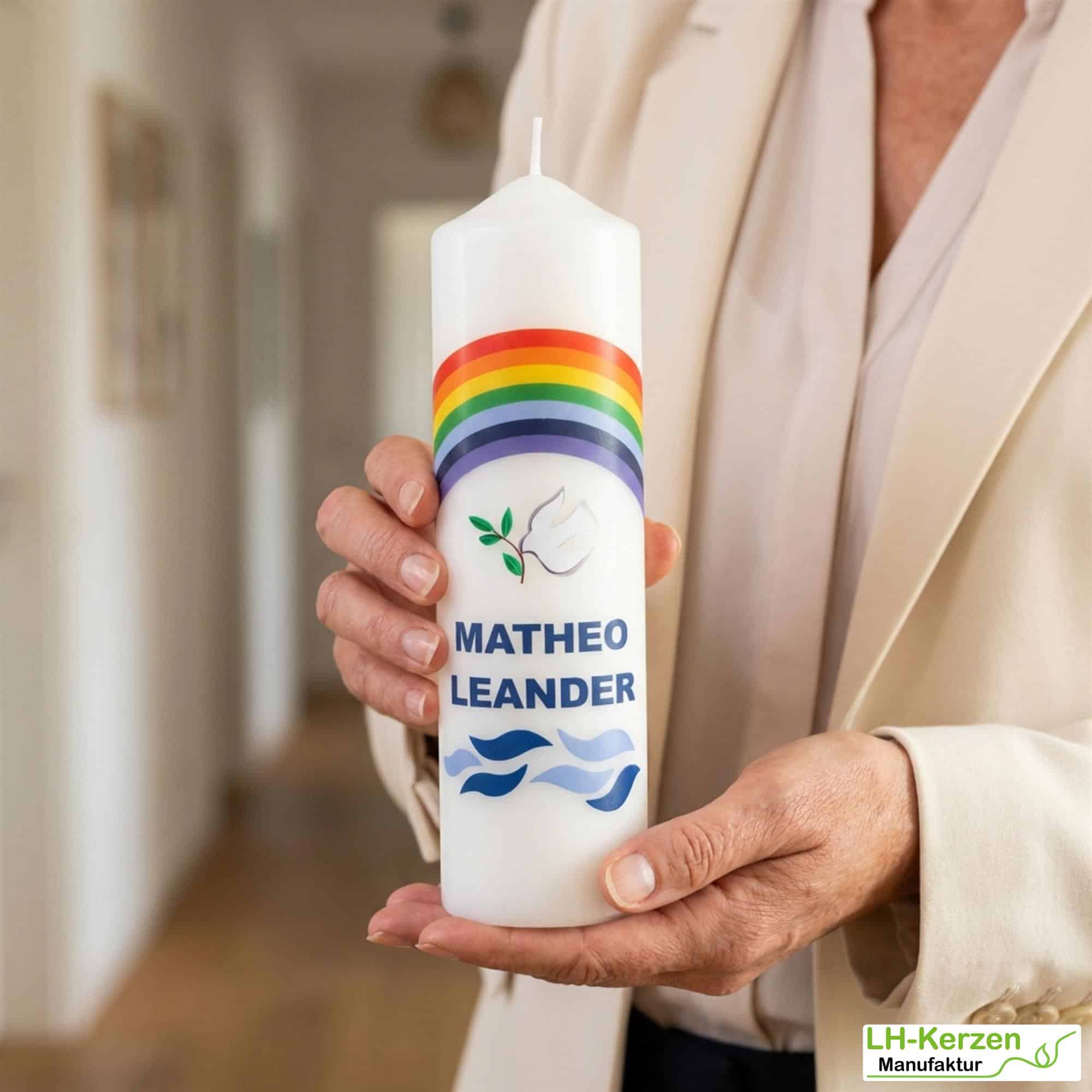 Taufkerze mit Regenbogen, Taube und Wellen, Stumpenkerze, personalisierbar mit Namen und Datum