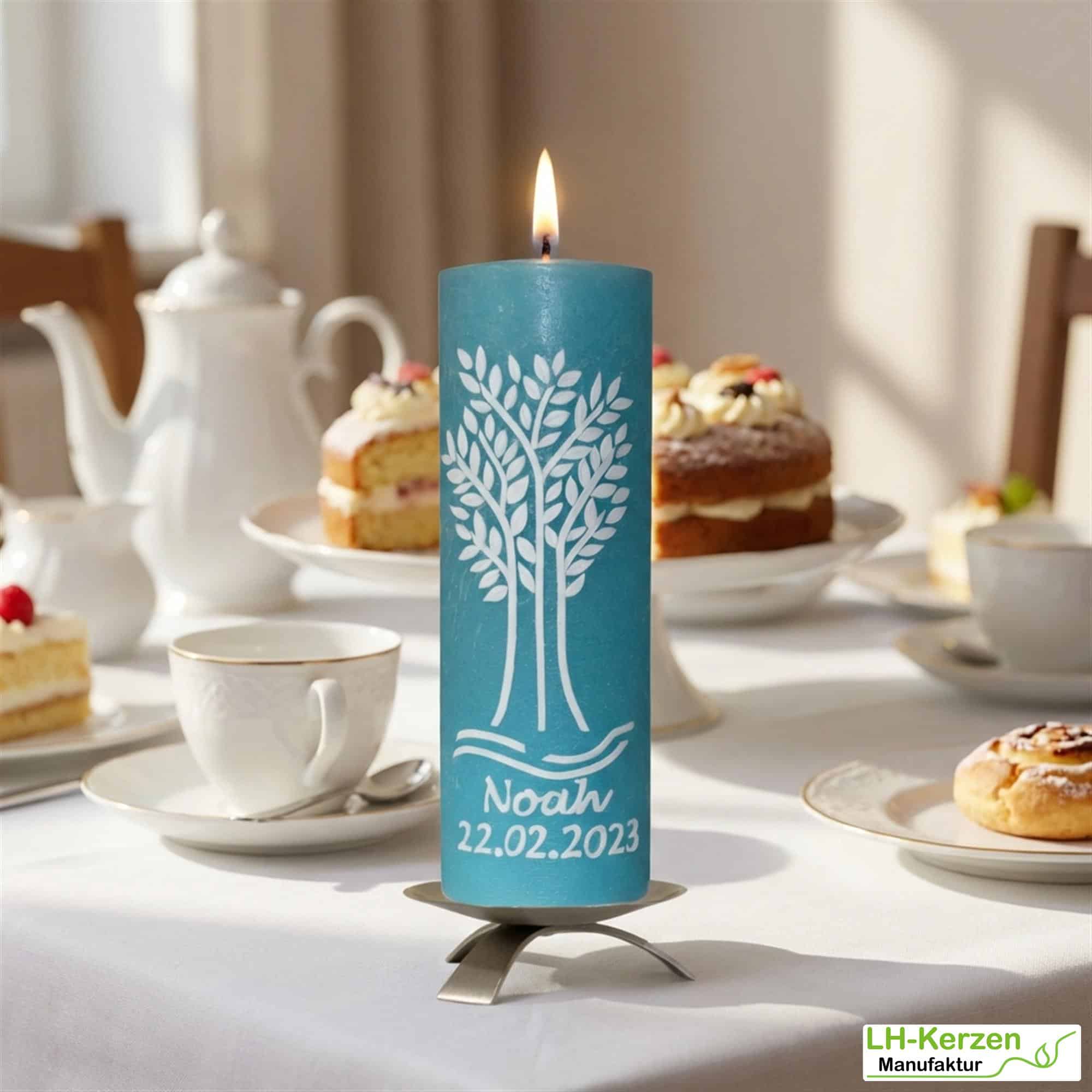 Rustic Taufkerze hellblau mit weißem Lebensbaum