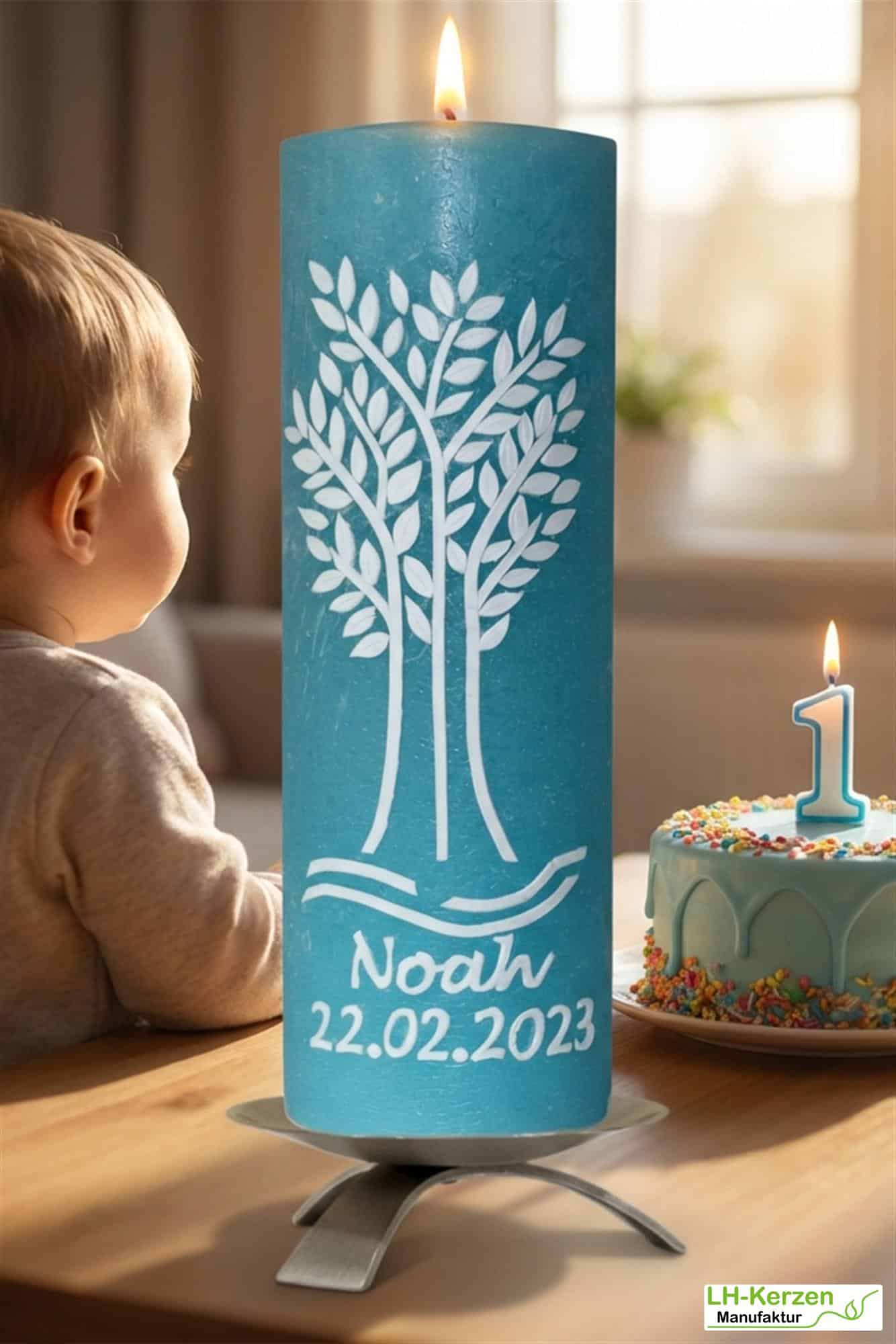 Rustic Taufkerze hellblau mit weißem Lebensbaum