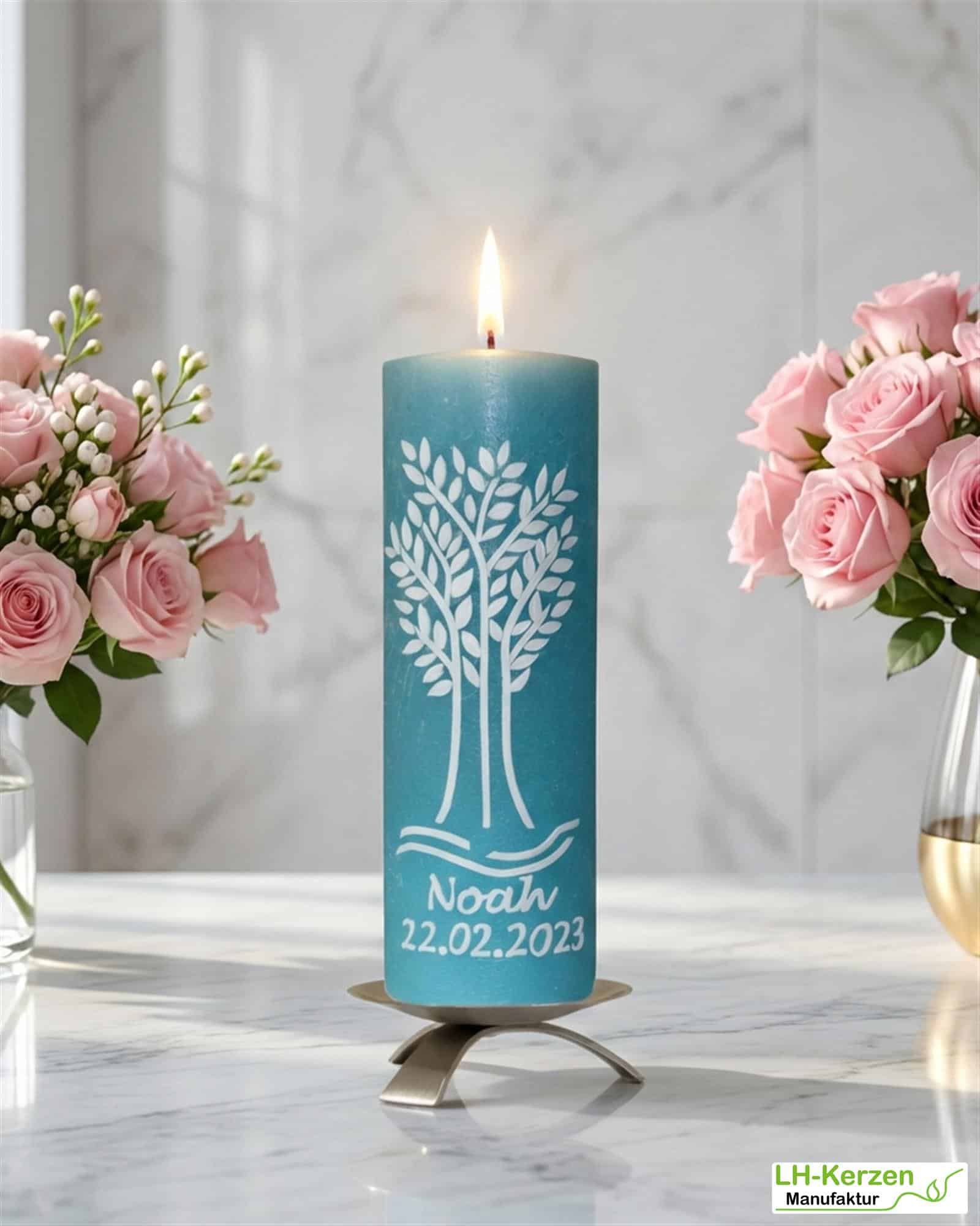 Rustic Taufkerze hellblau mit weißem Lebensbaum