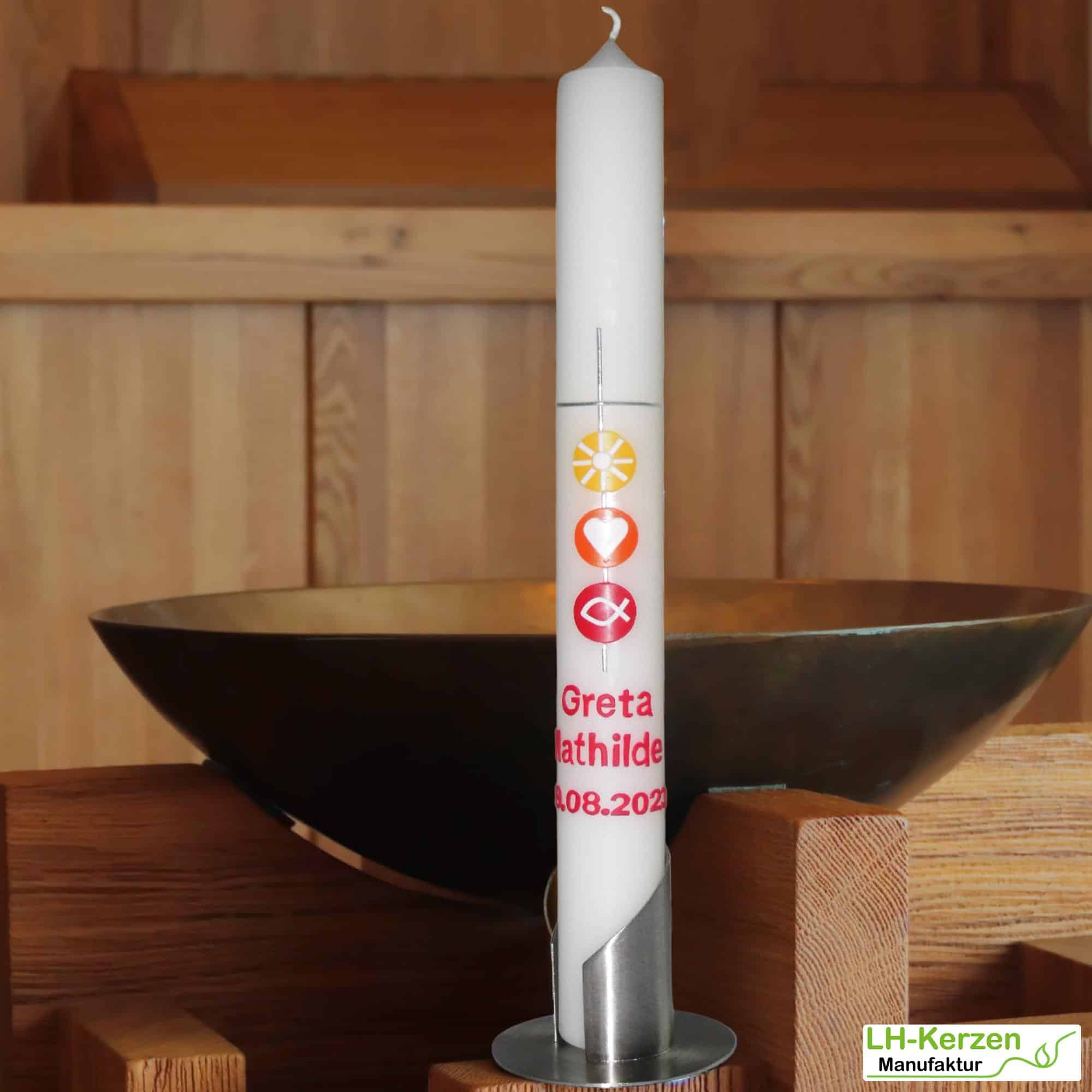 Personalisierbare Taufkerze Mädchen mit silbernem Kreuz und den Symbolen Sonne, Herz und Fisch