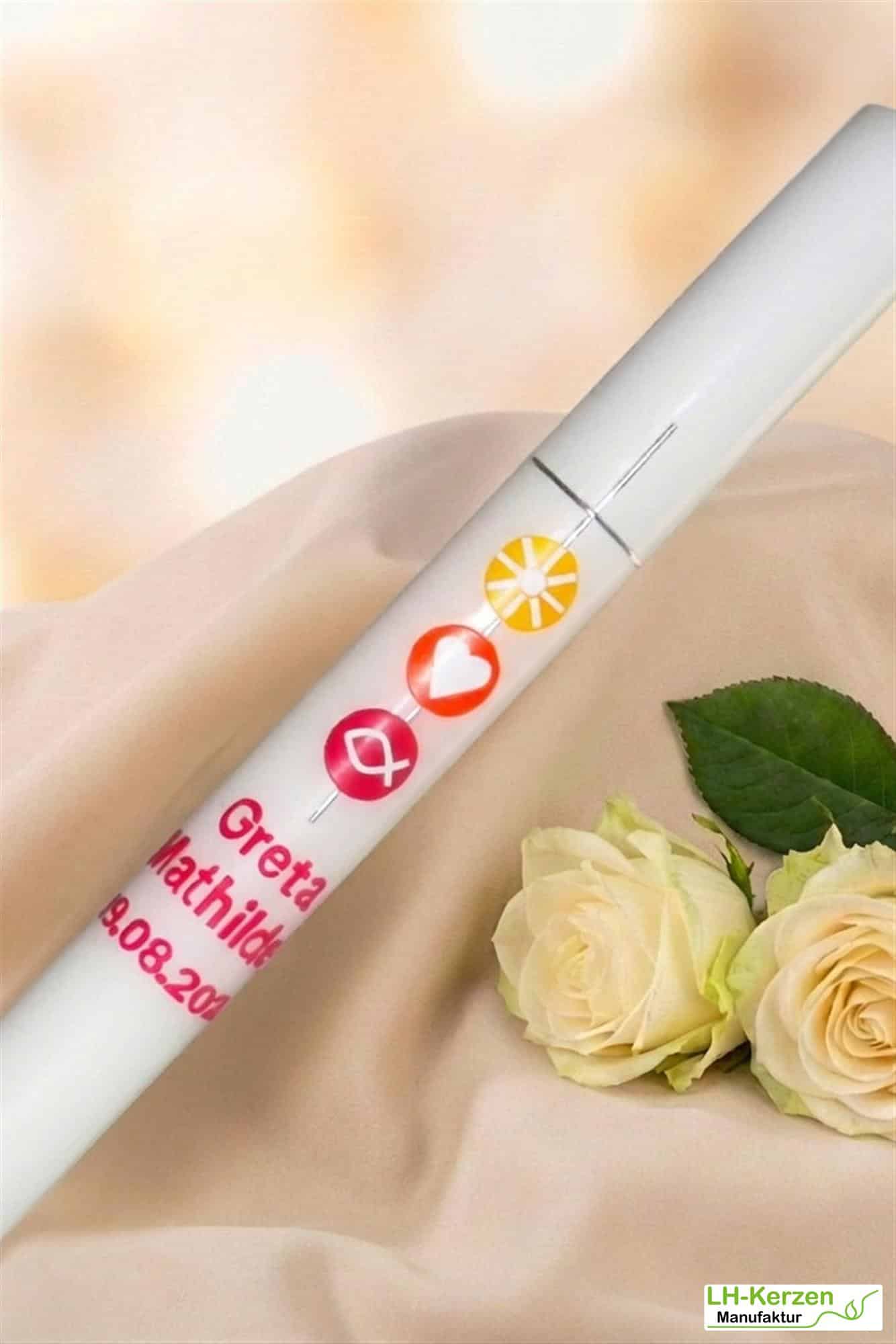 Personalisierbare Taufkerze Mädchen mit silbernem Kreuz und den Symbolen Sonne, Herz und Fisch