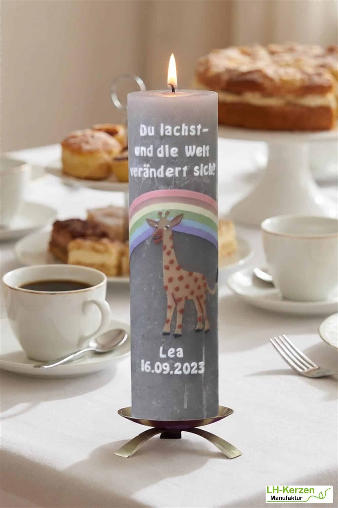 Rustik Taufkerze Lea hellgrau mit pastellfarbigem Regenbogen und Giraffe, personalisierbar