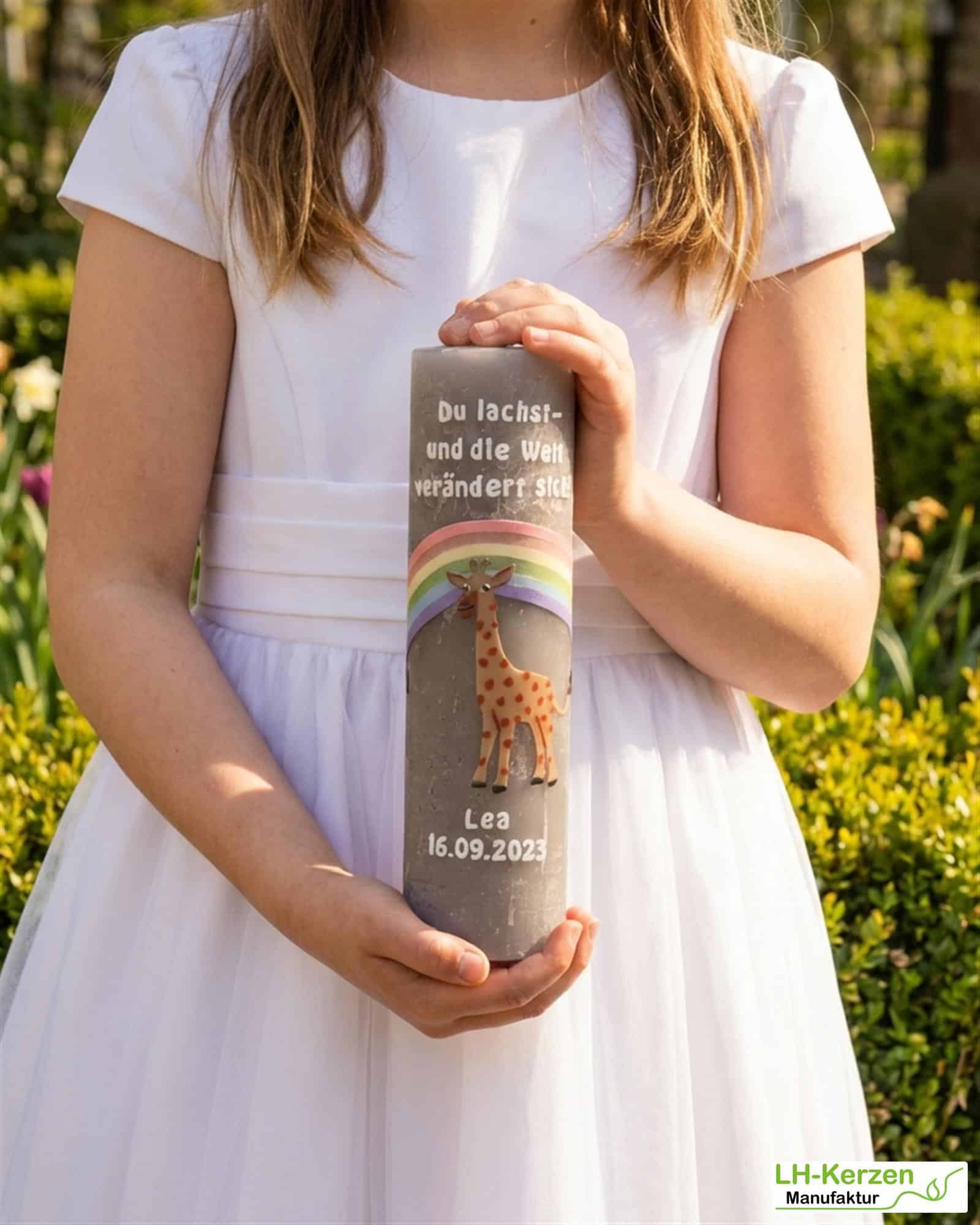 Rustik Taufkerze Lea hellgrau mit pastellfarbigem Regenbogen und Giraffe, personalisierbar