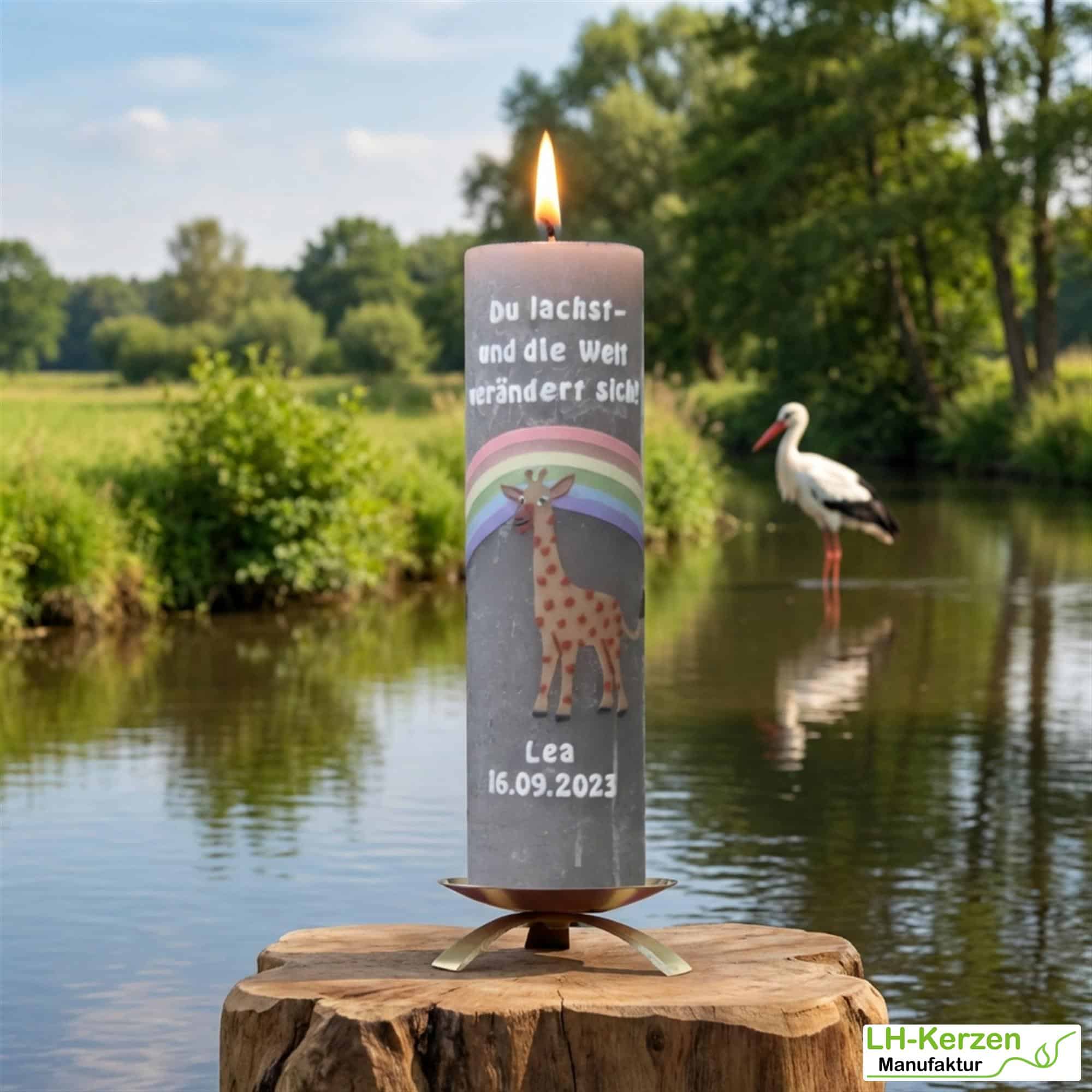 Rustik Taufkerze Lea hellgrau mit pastellfarbigem Regenbogen und Giraffe, personalisierbar