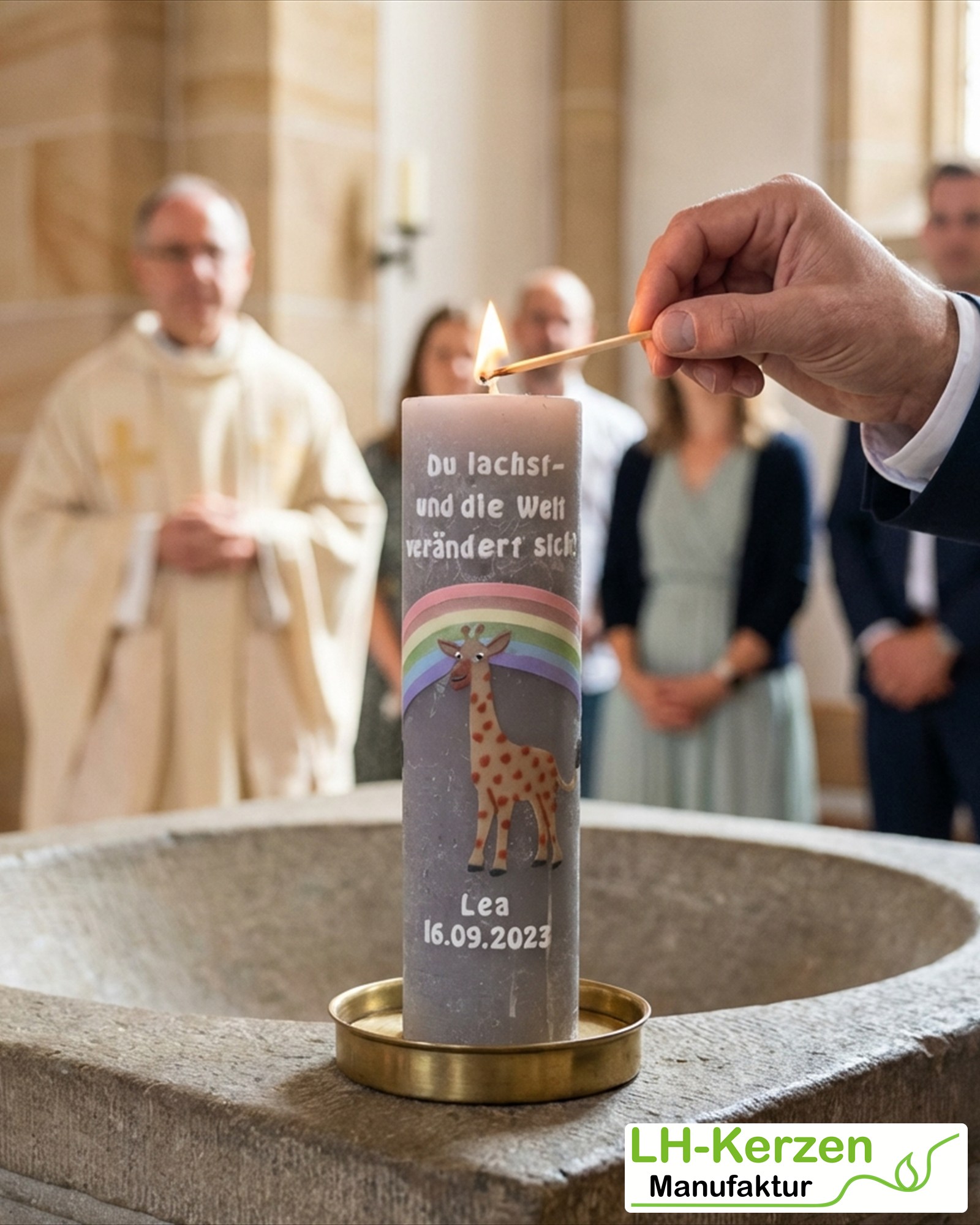 Rustik Taufkerze Lea hellgrau mit pastellfarbigem Regenbogen und Giraffe, personalisierbar
