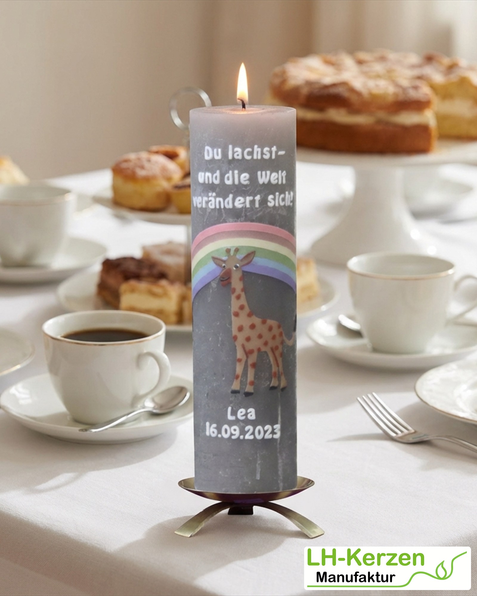 Rustik Taufkerze Lea hellgrau mit pastellfarbigem Regenbogen und Giraffe, personalisierbar