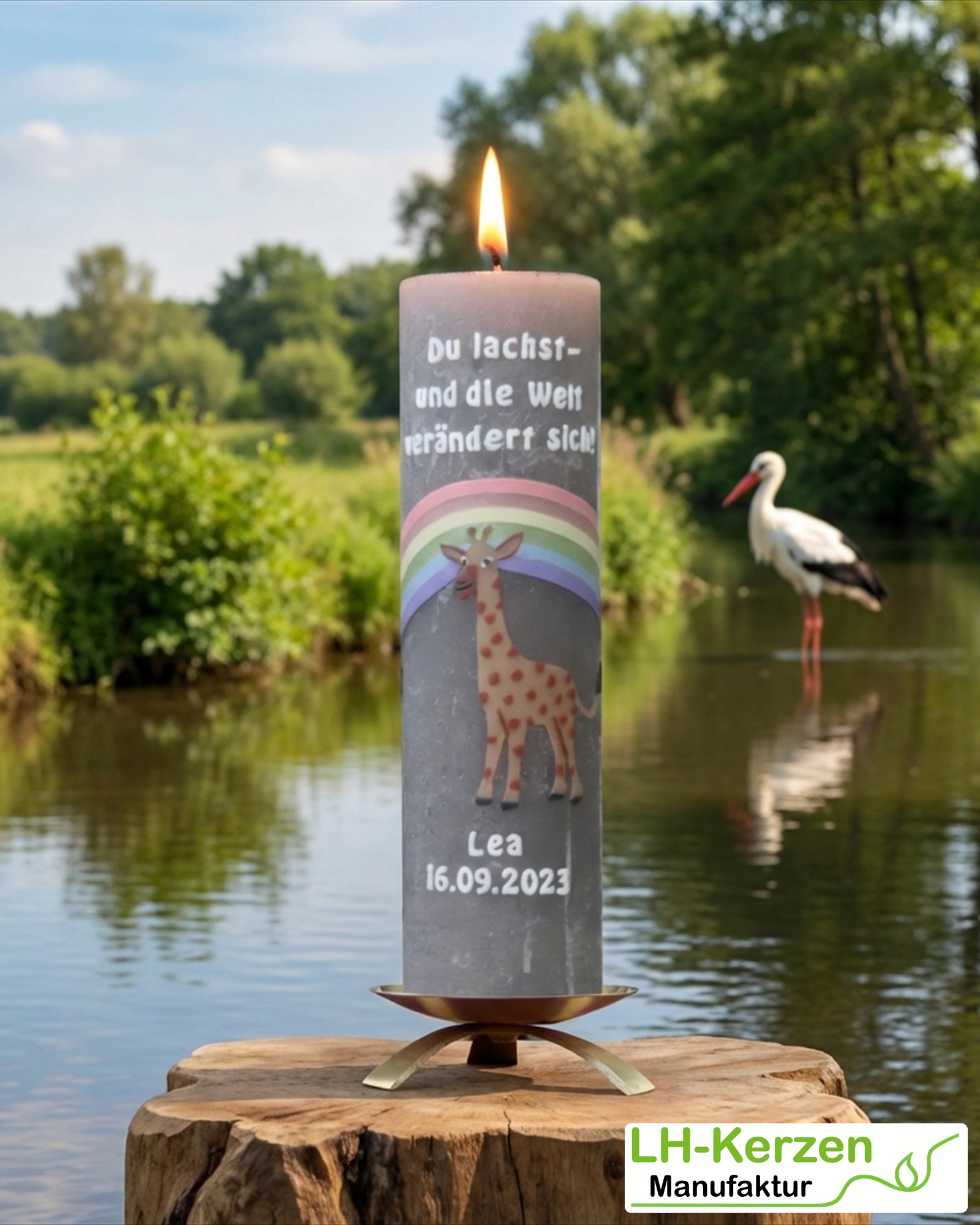 Rustik Taufkerze Lea hellgrau mit pastellfarbigem Regenbogen und Giraffe, personalisierbar