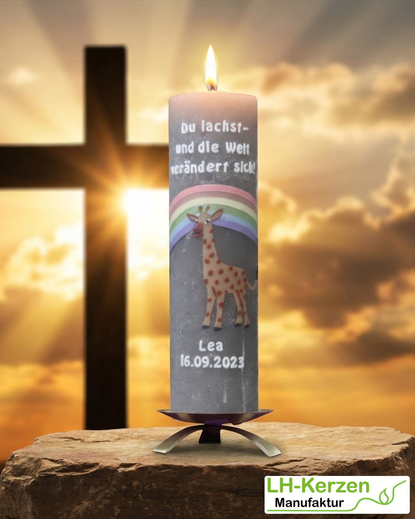 Rustik Taufkerze Lea hellgrau mit pastellfarbigem Regenbogen und Giraffe, personalisierbar