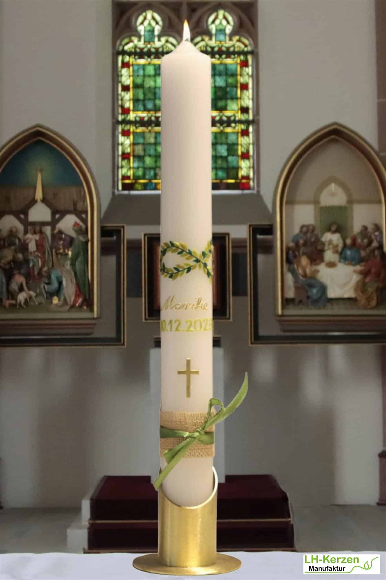 Schlanke Taufkerze mit zu einem Fisch geformter grüner Blattranke und goldenem Kreuz