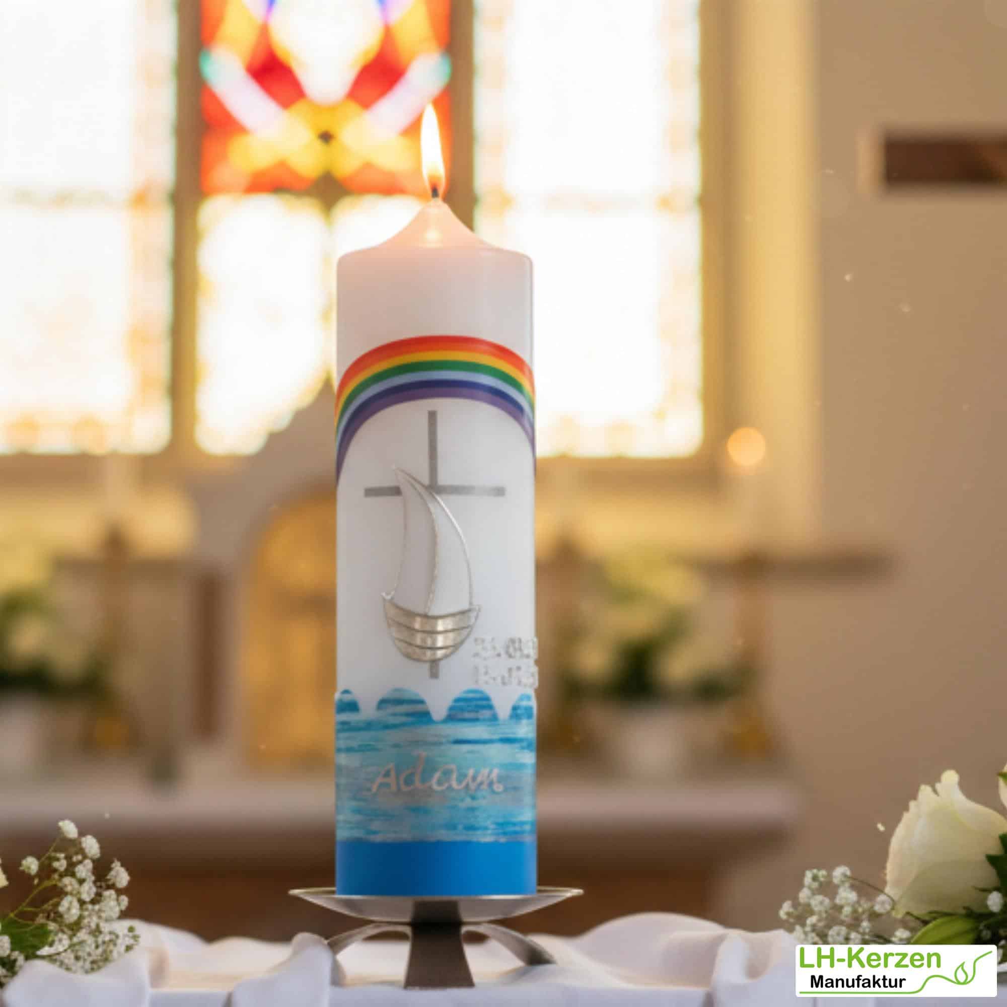 Taufkerze mit Regenbogen, Kreuz, Segelschiff & Ozean – handverziert, personalisierbar
