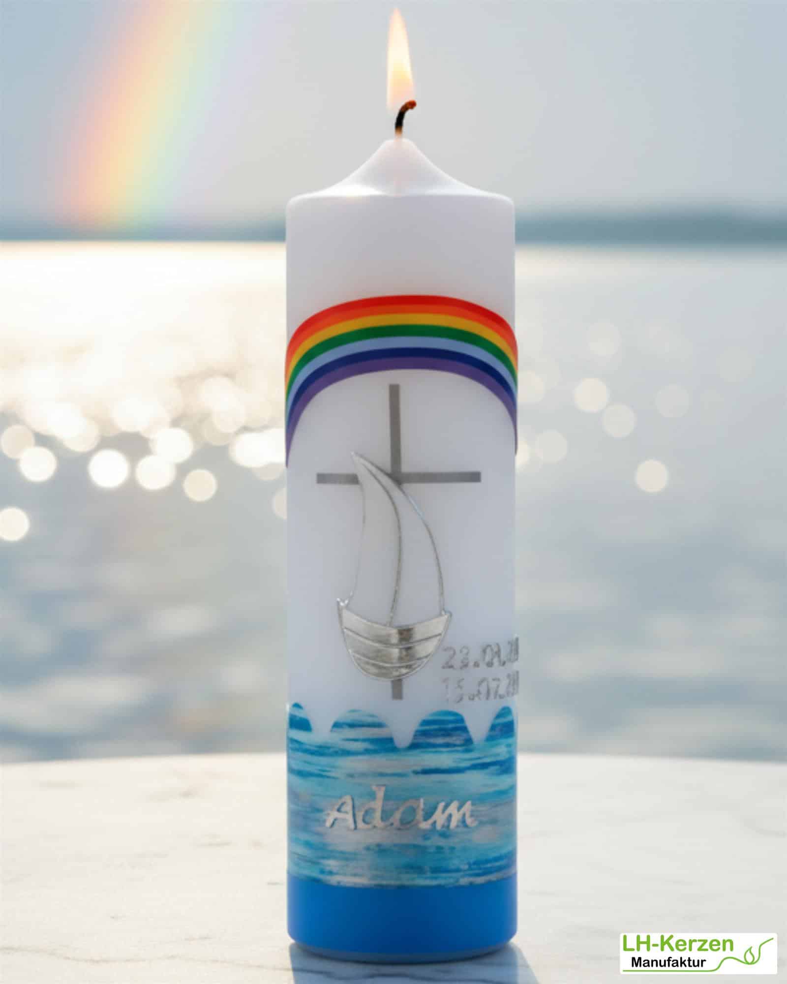 Taufkerze mit Regenbogen, Kreuz, Segelschiff & Ozean – handverziert, personalisierbar