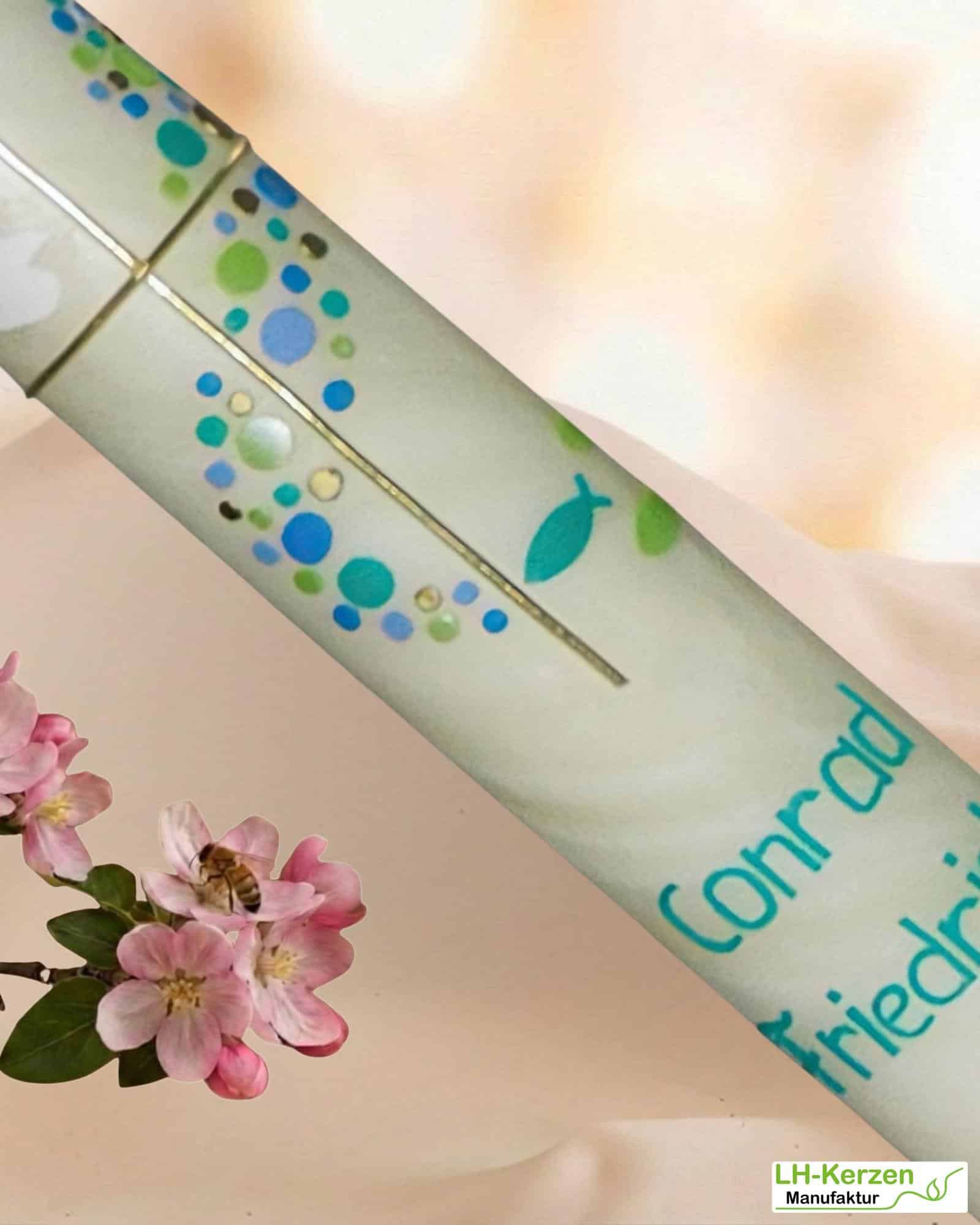 Handgeknetete Bienenwachstaufkerze mit Taube, Fischen & Kreuz – personalisierbar