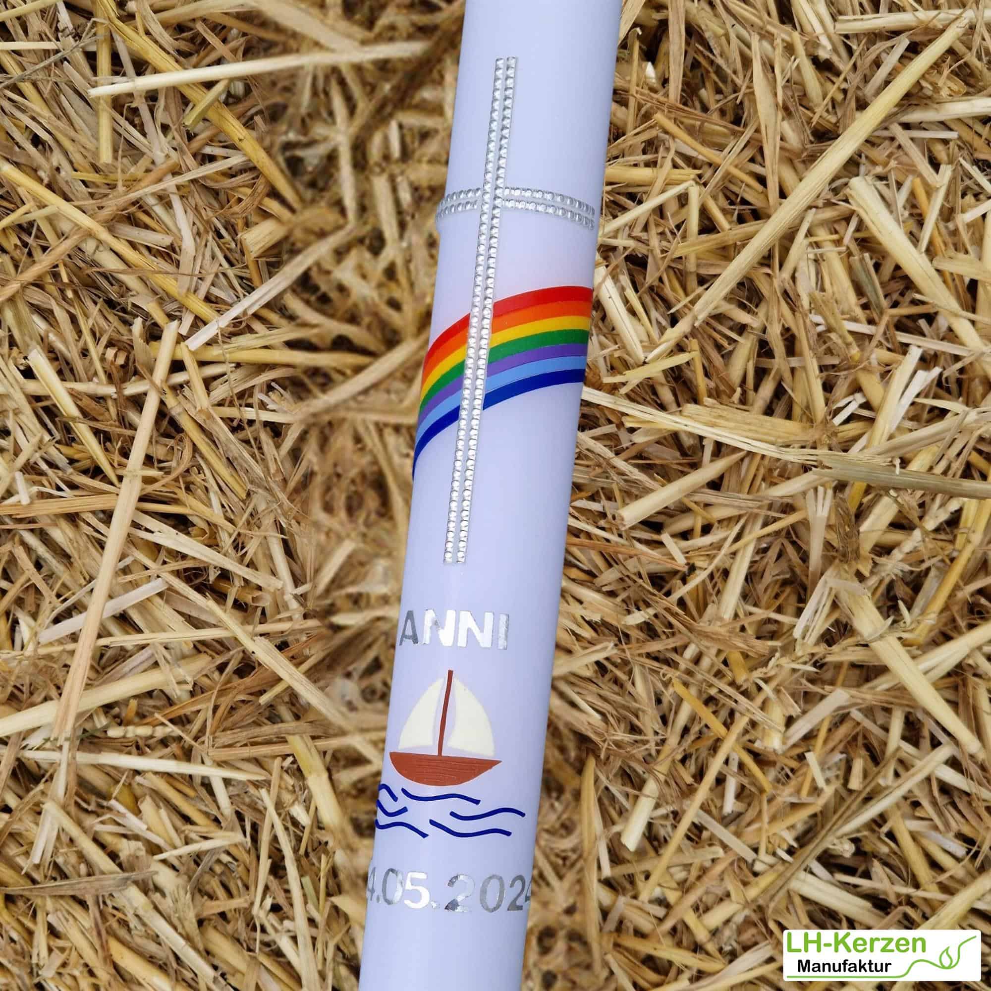 Schlanke Taufkerze Regenbogen mit Kreuz, Schiff & Wellen – handverziert, personalisierbar