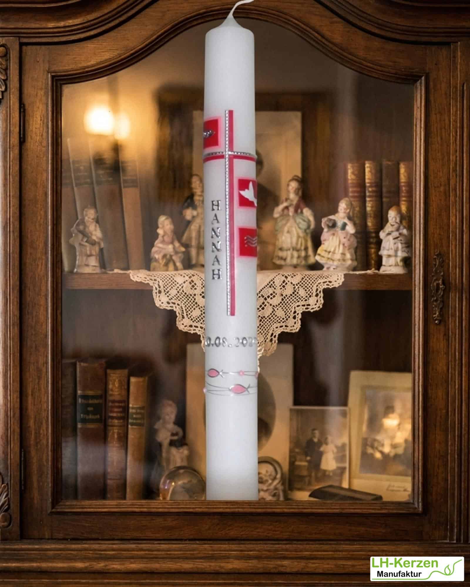 Schlanke Taufkerze mit Kreuz & Symbolkacheln Fisch, Taube und Wellen in Rot & Silber