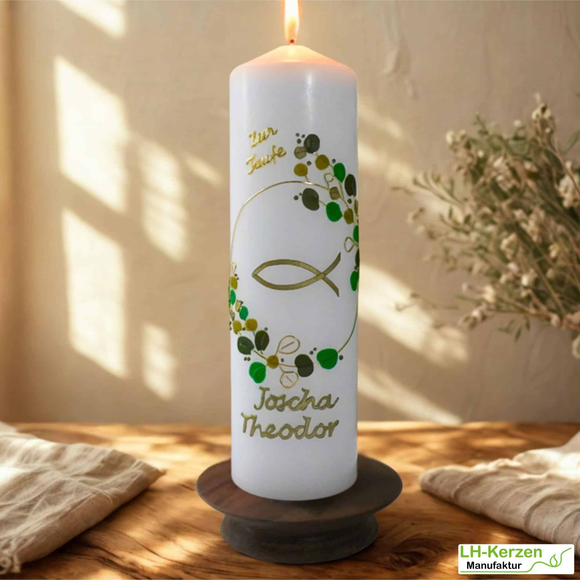 Handgefertigte Taufkerze mit goldenen Akzenten, Fischsymbol und Blätterkranz - personalisierbar