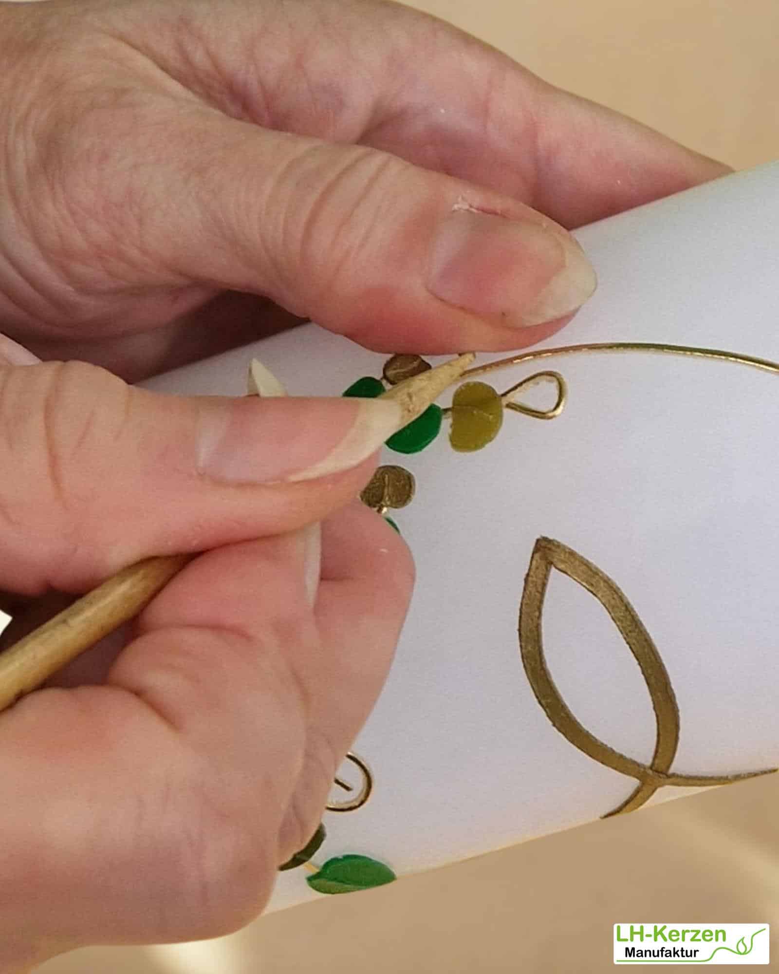 Handgefertigte Taufkerze mit goldenen Akzenten, Fischsymbol und Blätterkranz - personalisierbar