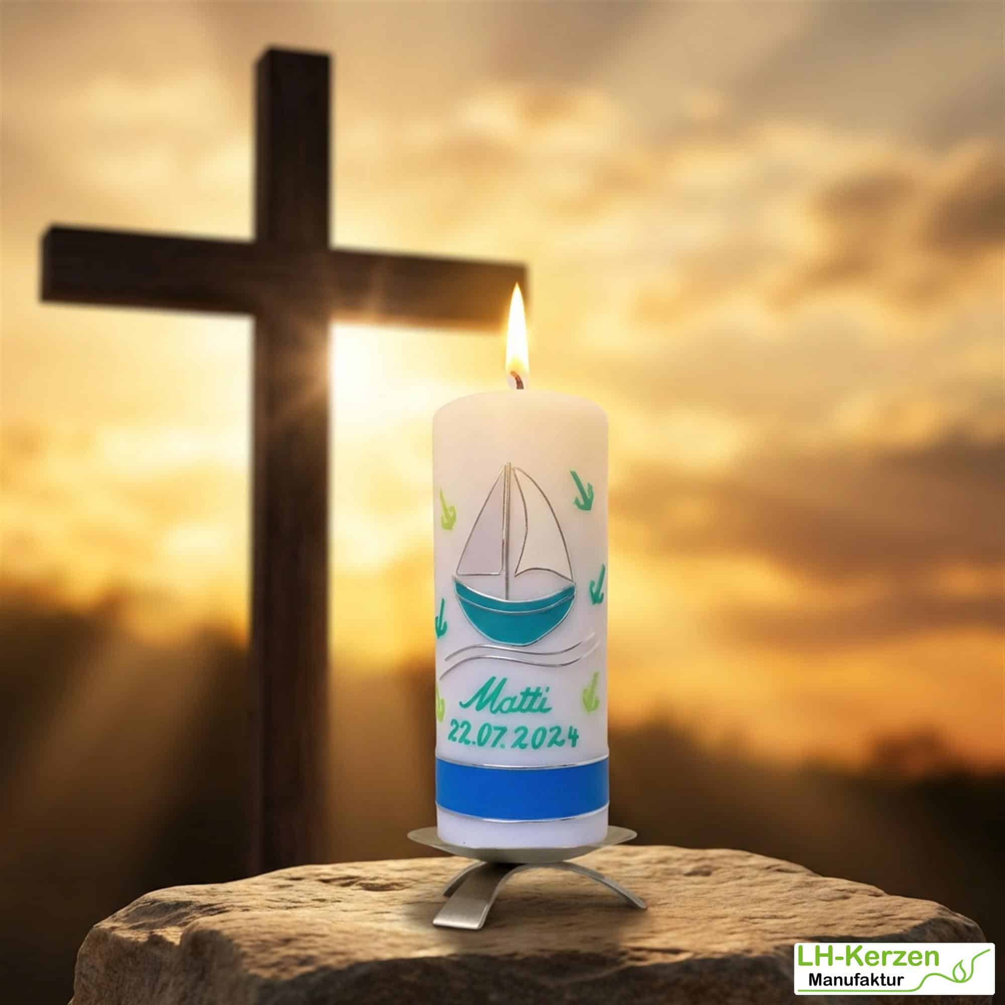 Maritime Taufkerze Segelschiff mit Meer und Ankern personalisierbar mit Namen und Datum