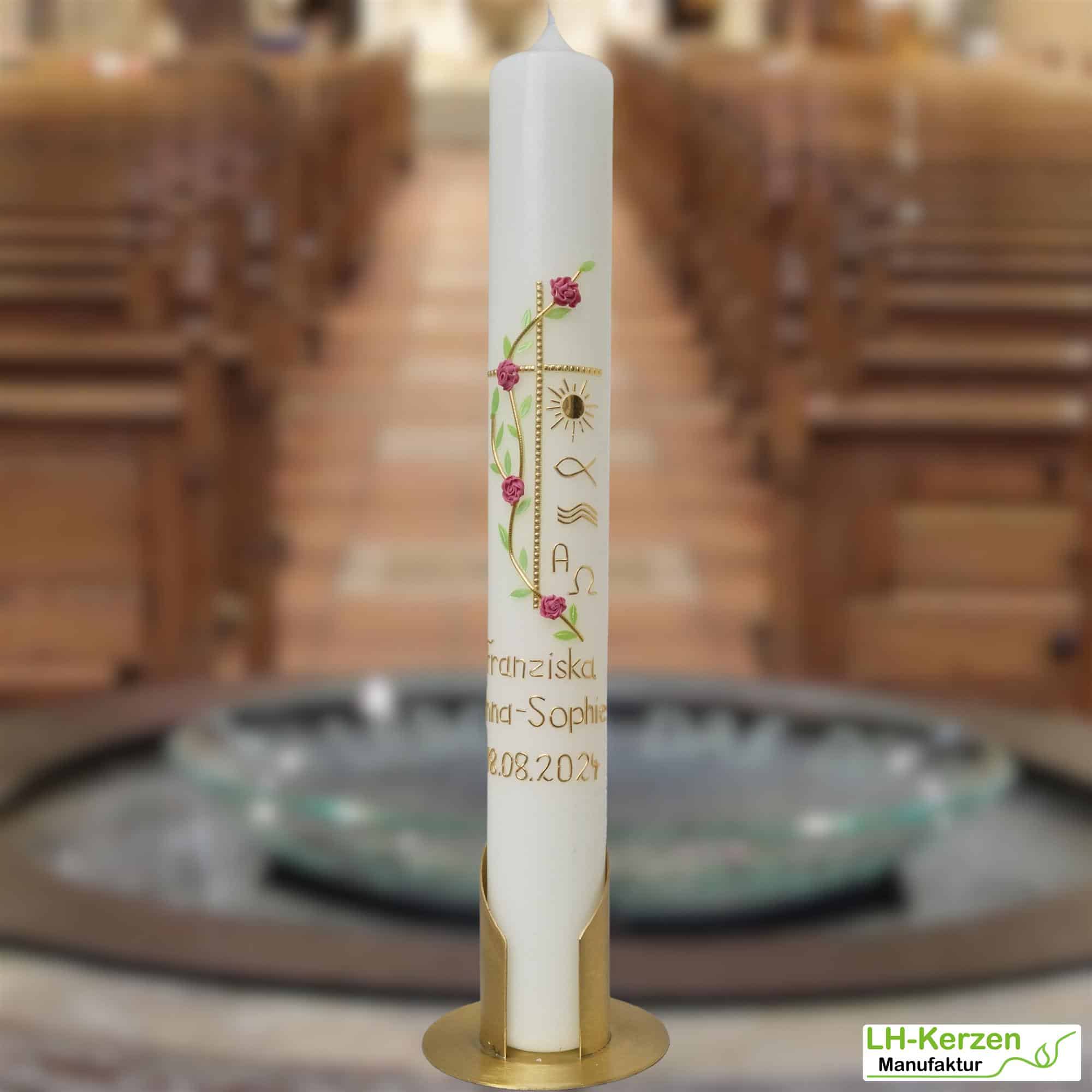 Taufkerze mit Rosenranke, Kreuz mit Perlstreifen und den Symbolen Sonne, Fisch, Wellen, Alpha &Omega