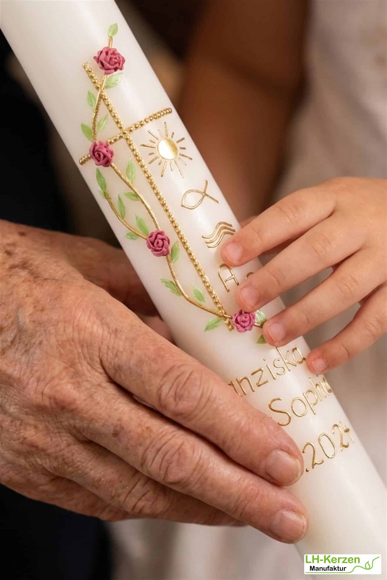 Taufkerze mit Rosenranke, Kreuz mit Perlstreifen und den Symbolen Sonne, Fisch, Wellen, Alpha &Omega