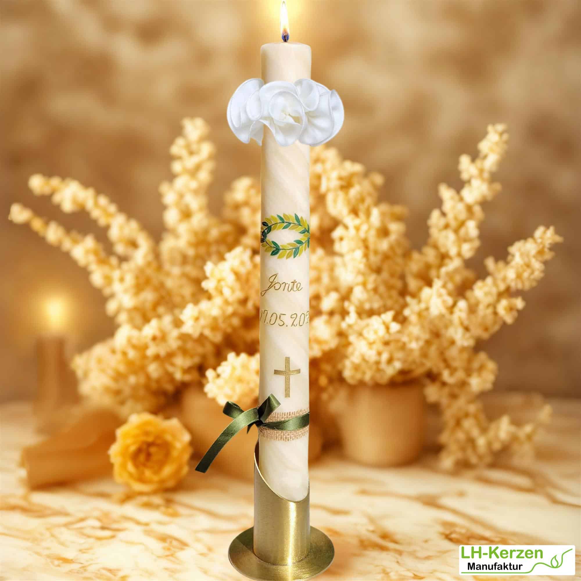 Bienenwachstaufkerze Marike – Handgeknetete Taufkerze Bienenwachs mit grünem Fischmotiv und Kreuz