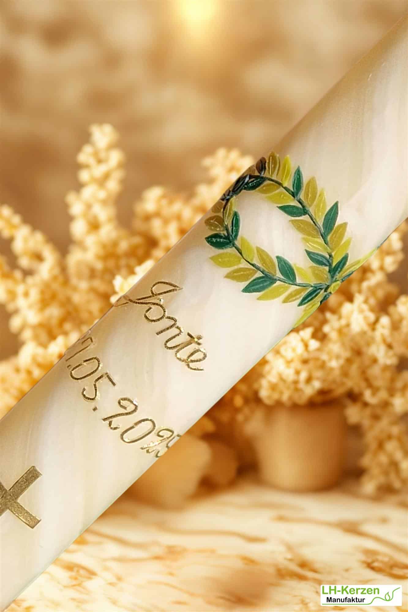 Bienenwachstaufkerze Marike – Handgeknetete Taufkerze Bienenwachs mit grünem Fischmotiv und Kreuz