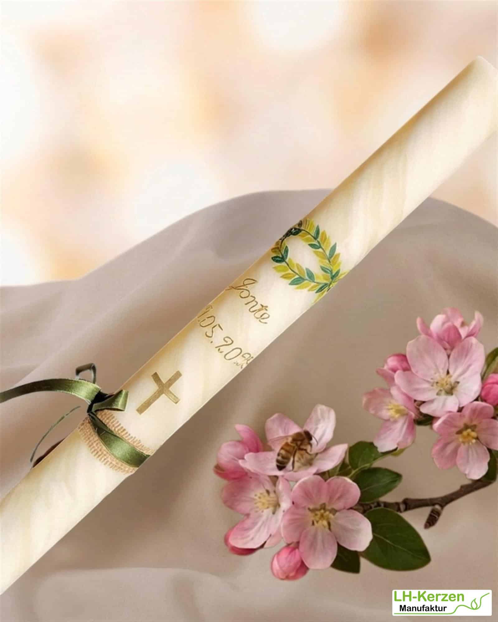 Bienenwachstaufkerze Marike – Handgeknetete Taufkerze Bienenwachs mit grünem Fischmotiv und Kreuz