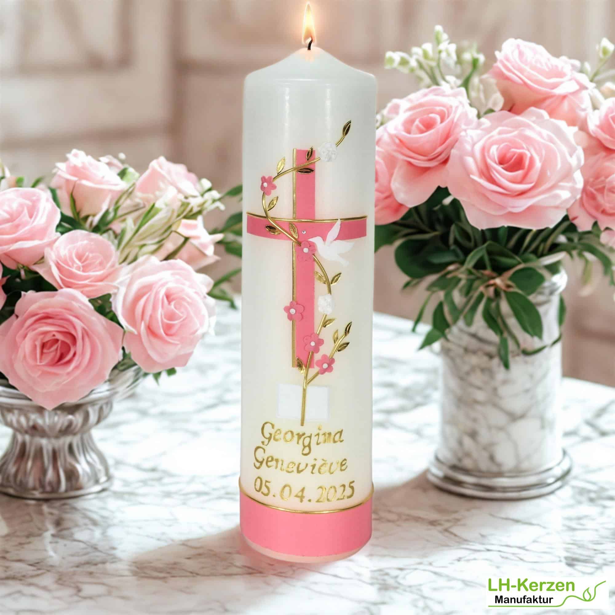 Taufkerze mit rosa-goldenem Kreuz, Blumenranke, Taube und Bibel – personalisierbar mit Name & Datum