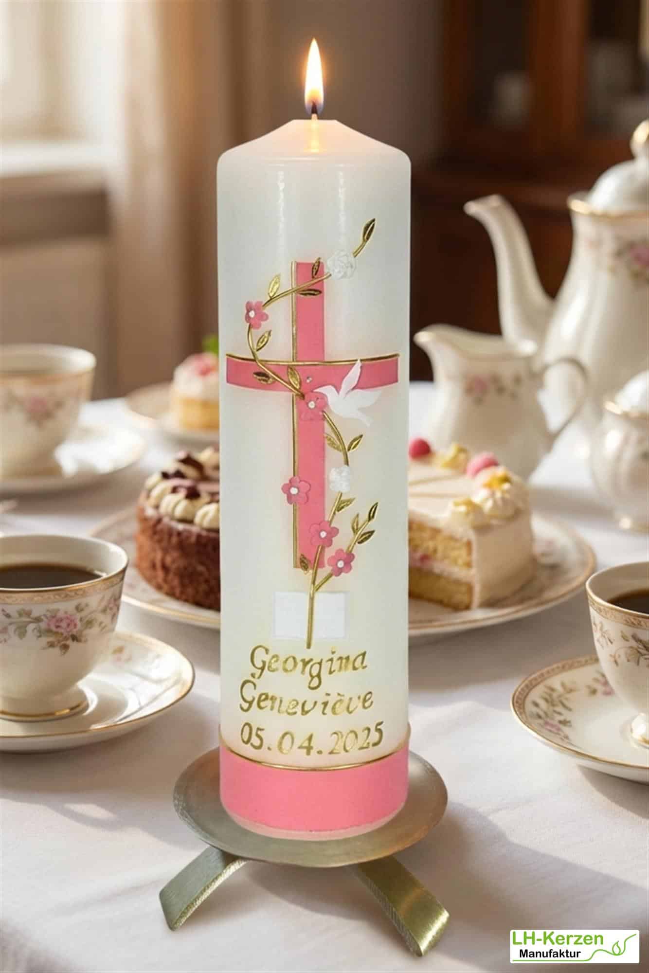 Taufkerze mit rosa-goldenem Kreuz, Blumenranke, Taube und Bibel – personalisierbar mit Name & Datum