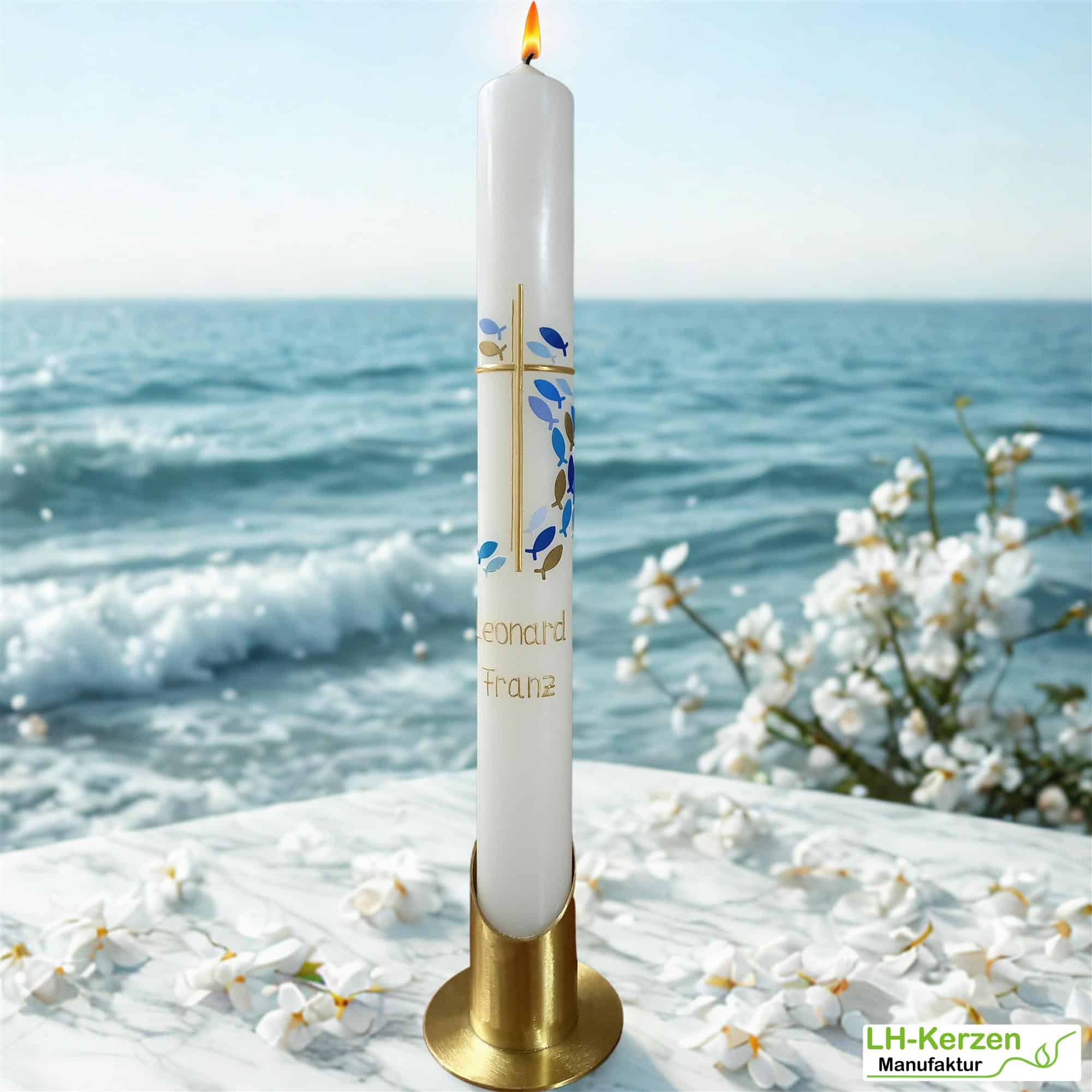 Schlanke Taufkerze mit goldenem Kreuz und umlaufender Fischranke in Blautönen