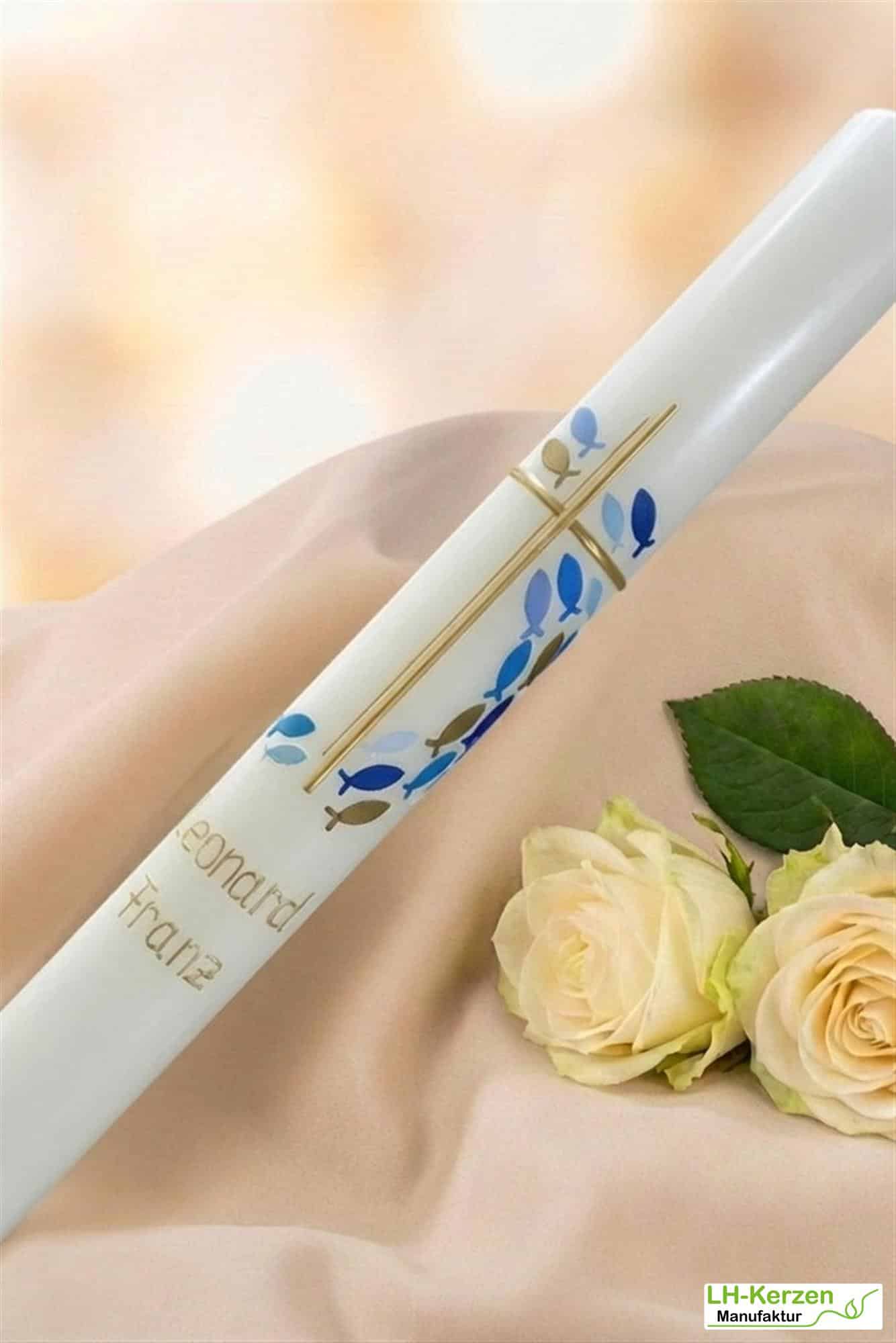 Schlanke Taufkerze mit goldenem Kreuz und umlaufender Fischranke in Blautönen