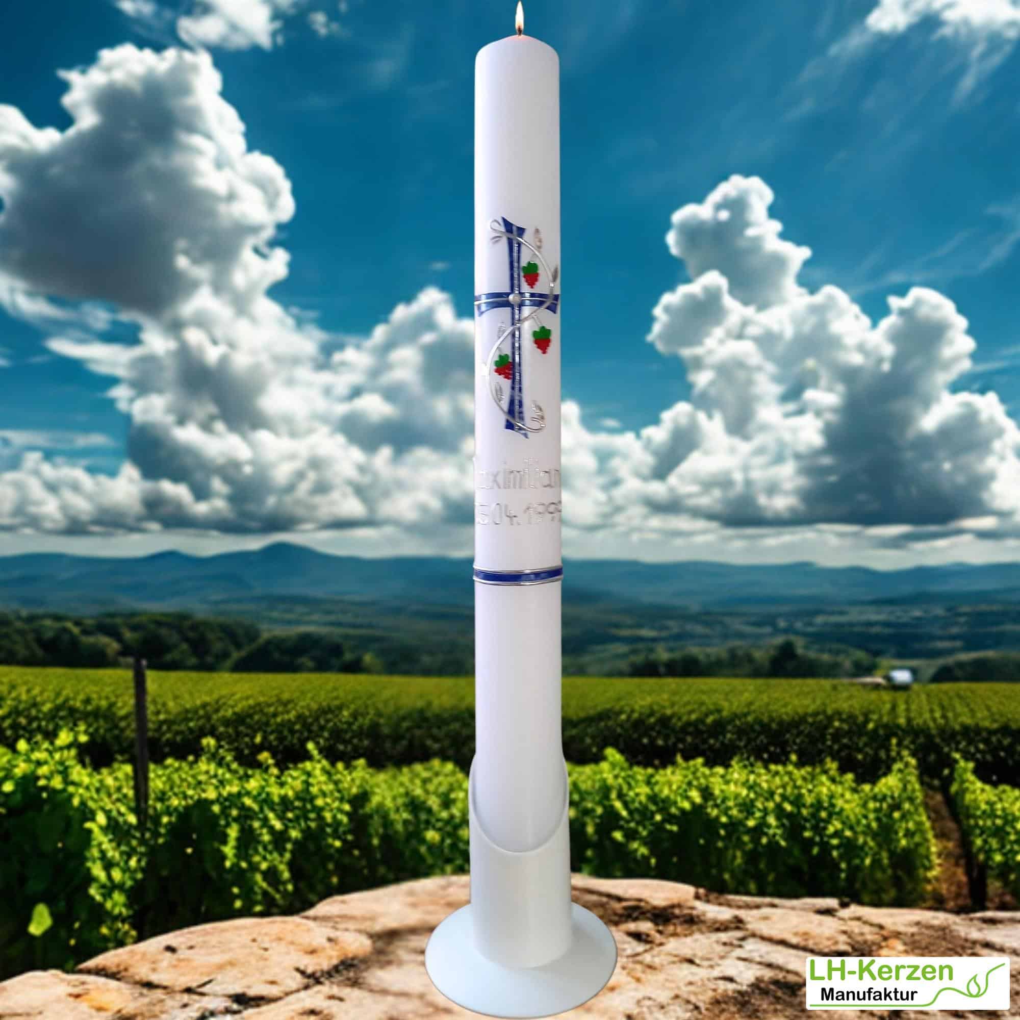 Handverzierte Taufkerze mit blau-silbernem Kreuz und feinen Weinranken, personalisierbar
