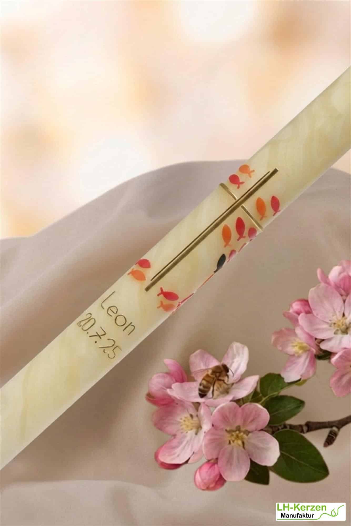 Handgeknetete Taufkerze Bienenwachs mit stilisiertem Fischmotiv, goldener Schrift und Marmorstruktur