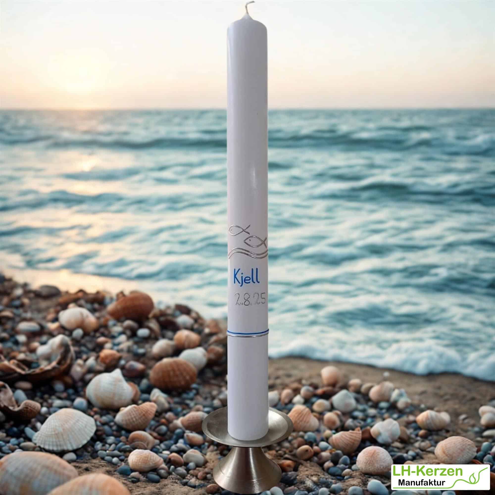 Taufkerze mit zwei Fischen und Wellen in Silber – schlicht, modern & personalisierbar