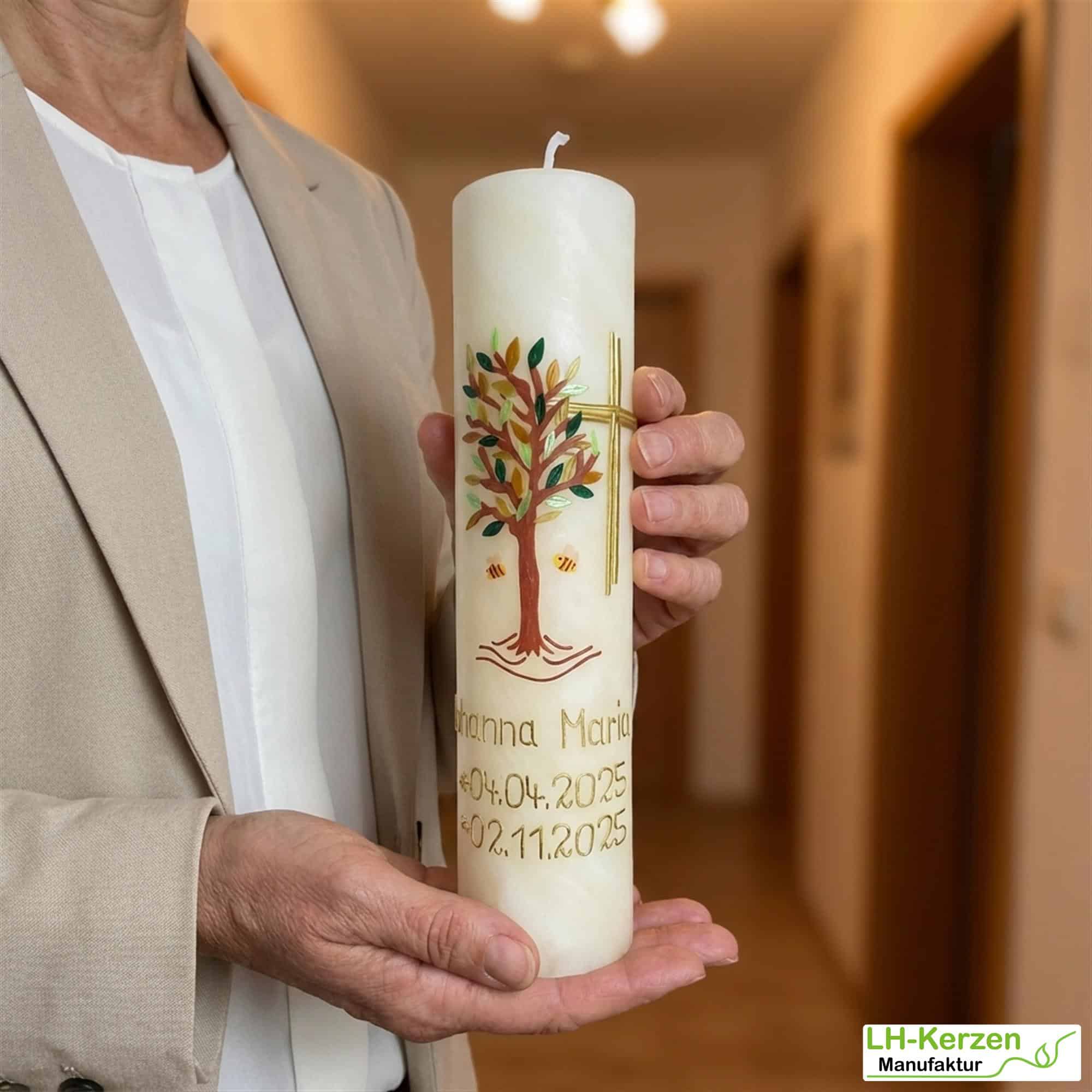 Taufkerze Bienenwachs Lebensbaum & Kreuz – personalisierbar, handverziert mit echten Wachselementen