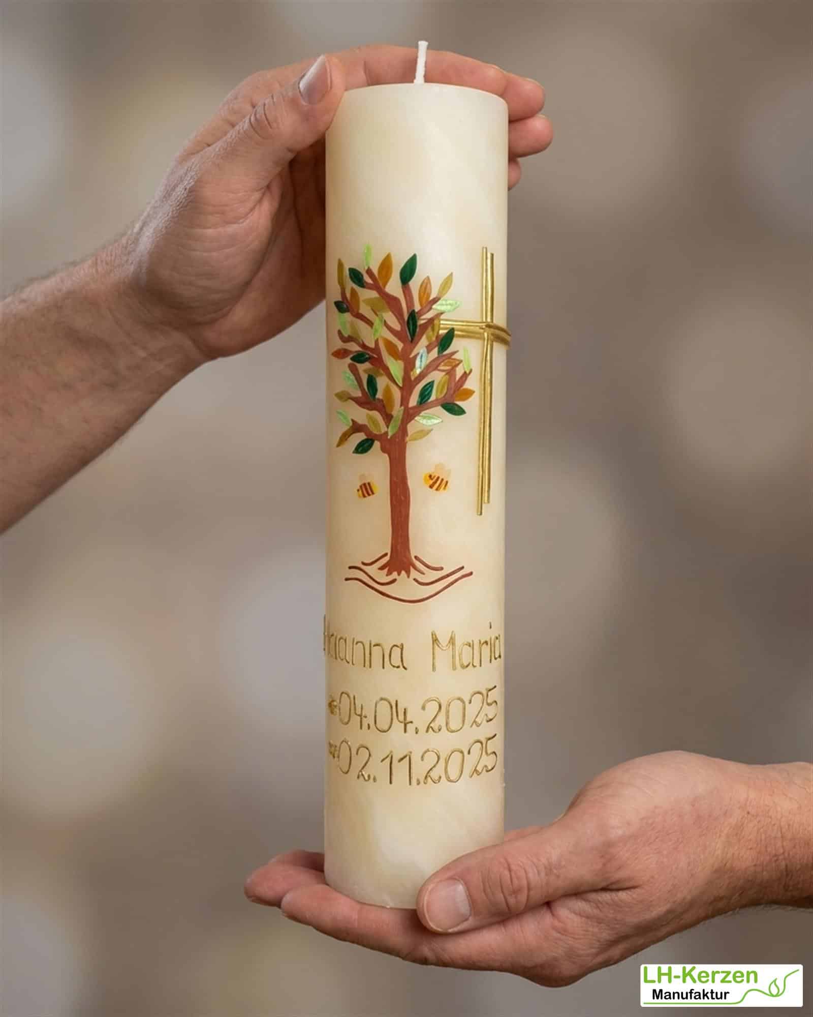 Taufkerze Bienenwachs Lebensbaum & Kreuz – personalisierbar, handverziert mit echten Wachselementen