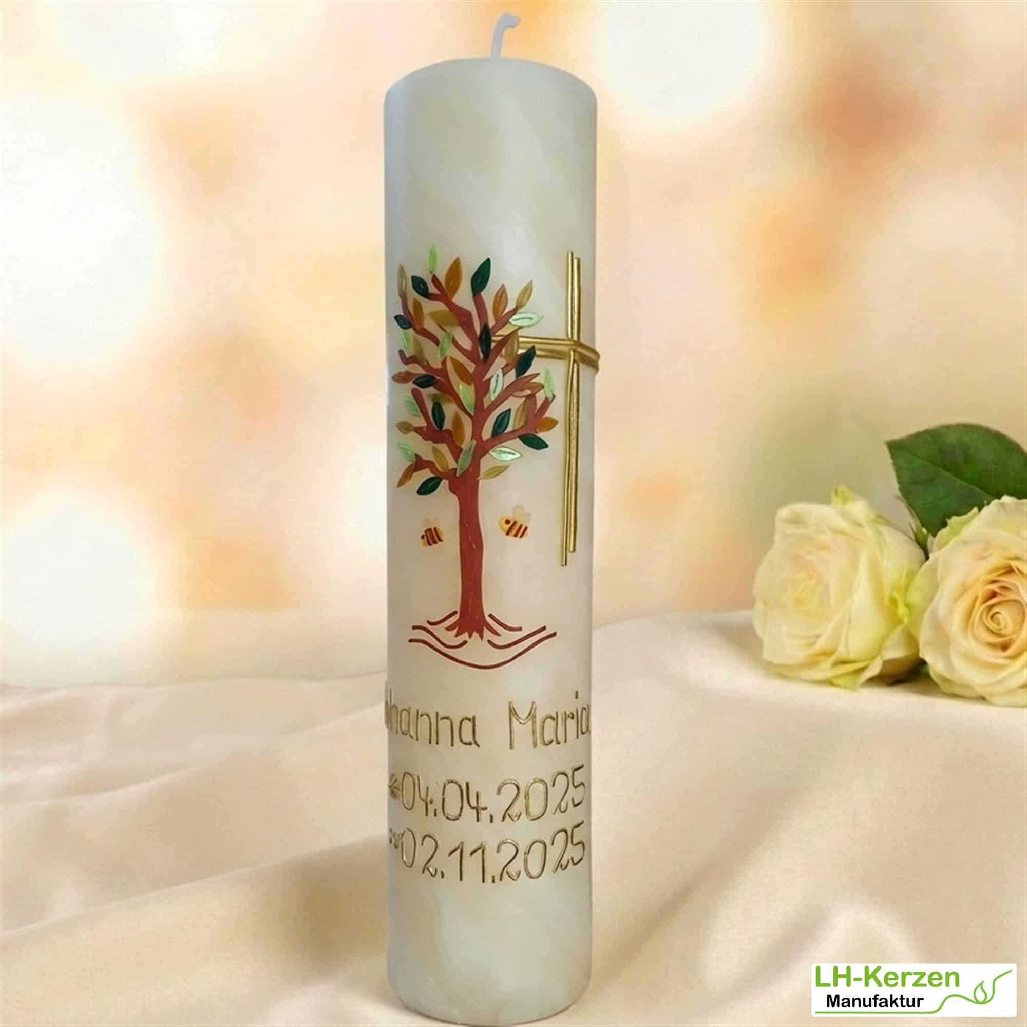 Taufkerze Bienenwachs Lebensbaum & Kreuz – personalisierbar, handverziert mit echten Wachselementen