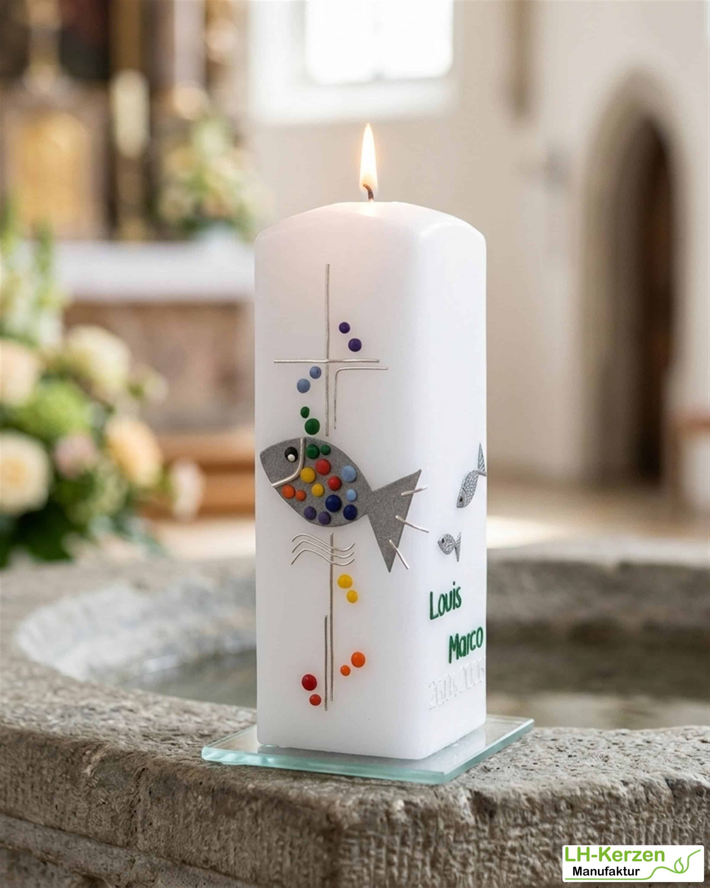 Taufkerze mit Fisch und Kreuz, eckig 70x70x200 mm, personalisiert mit Name und Datum