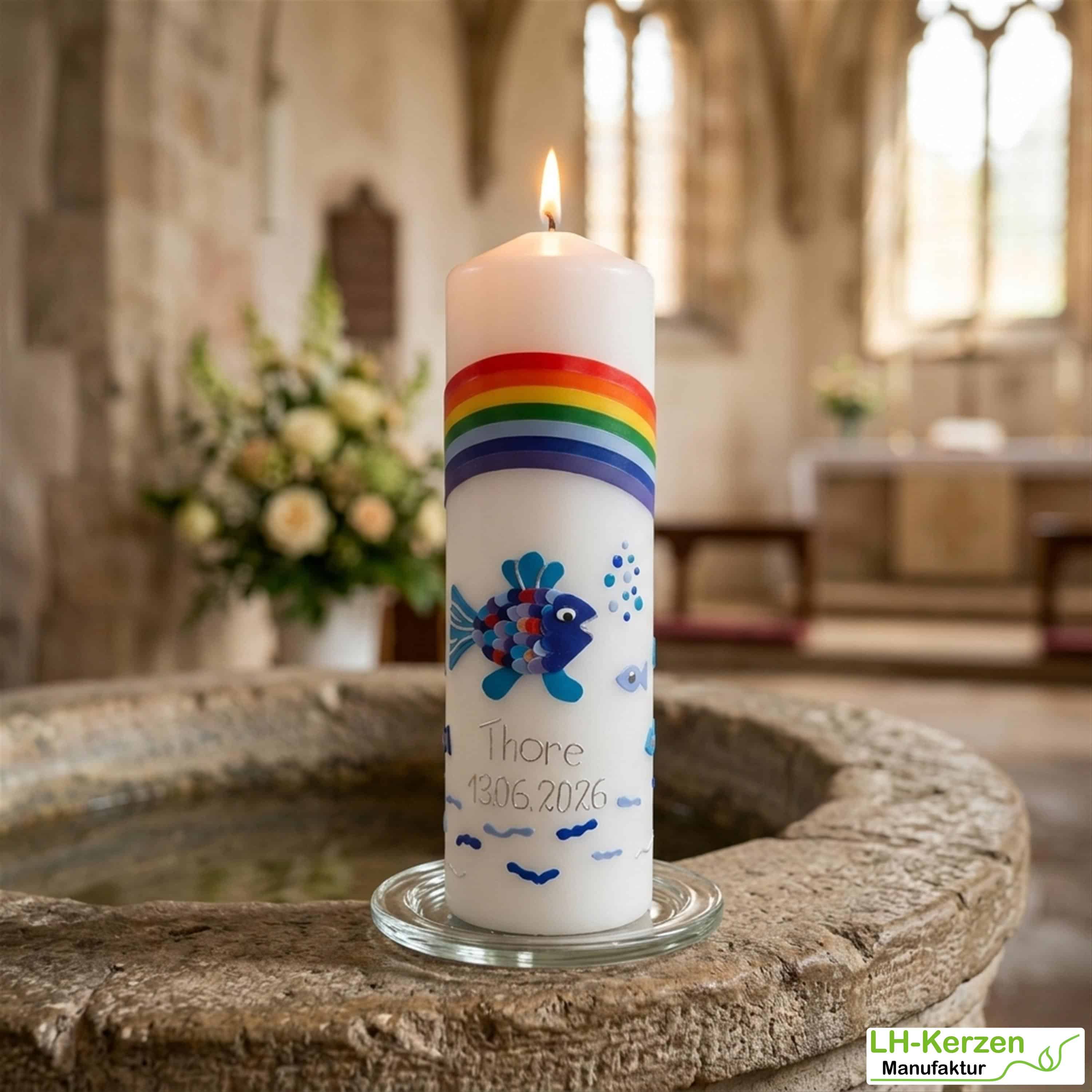 Taufkerze Regenbogen, Fisch & Wikingerschiff – rundum handverziert, personalisiert