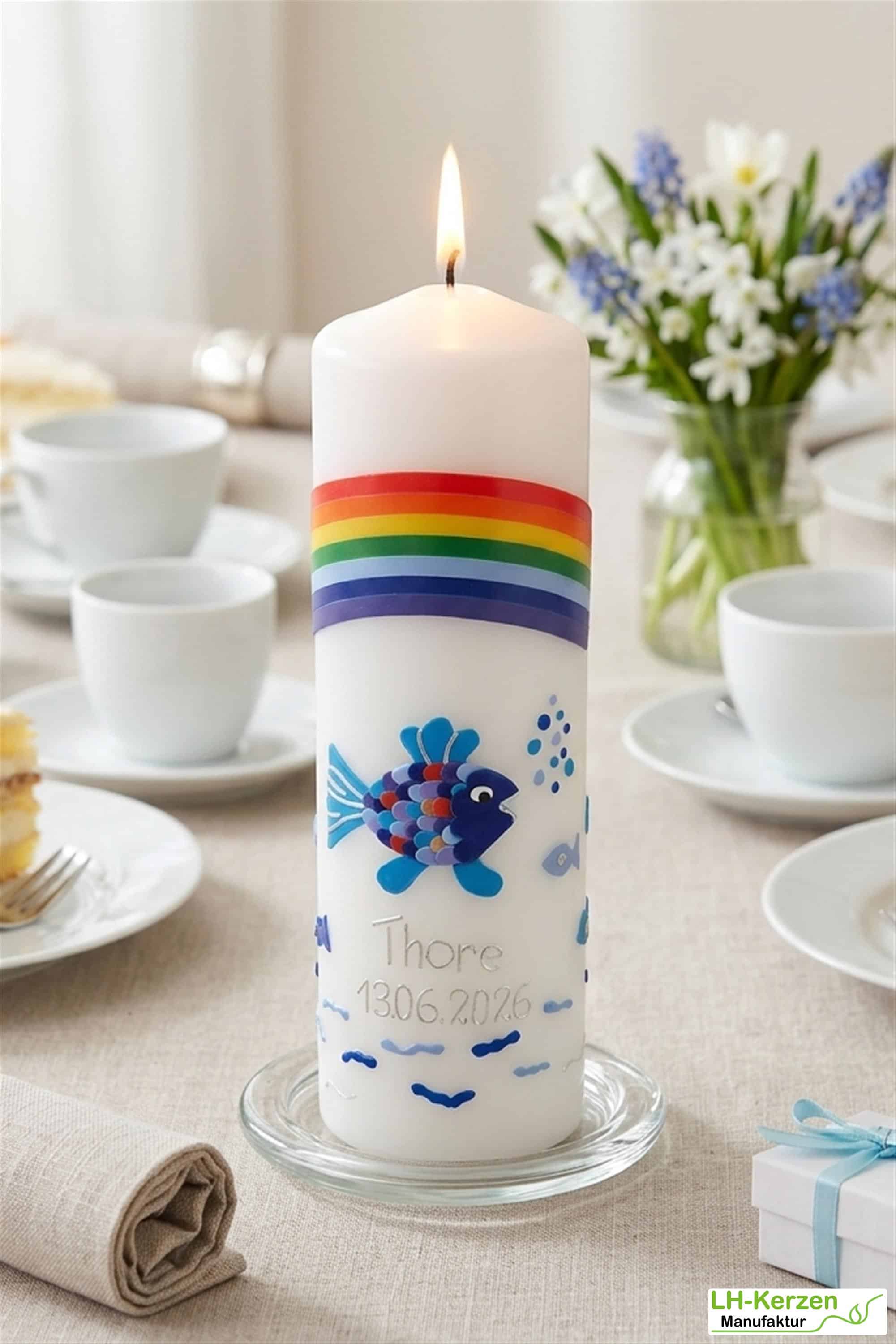Taufkerze Regenbogen, Fisch & Wikingerschiff – rundum handverziert, personalisiert