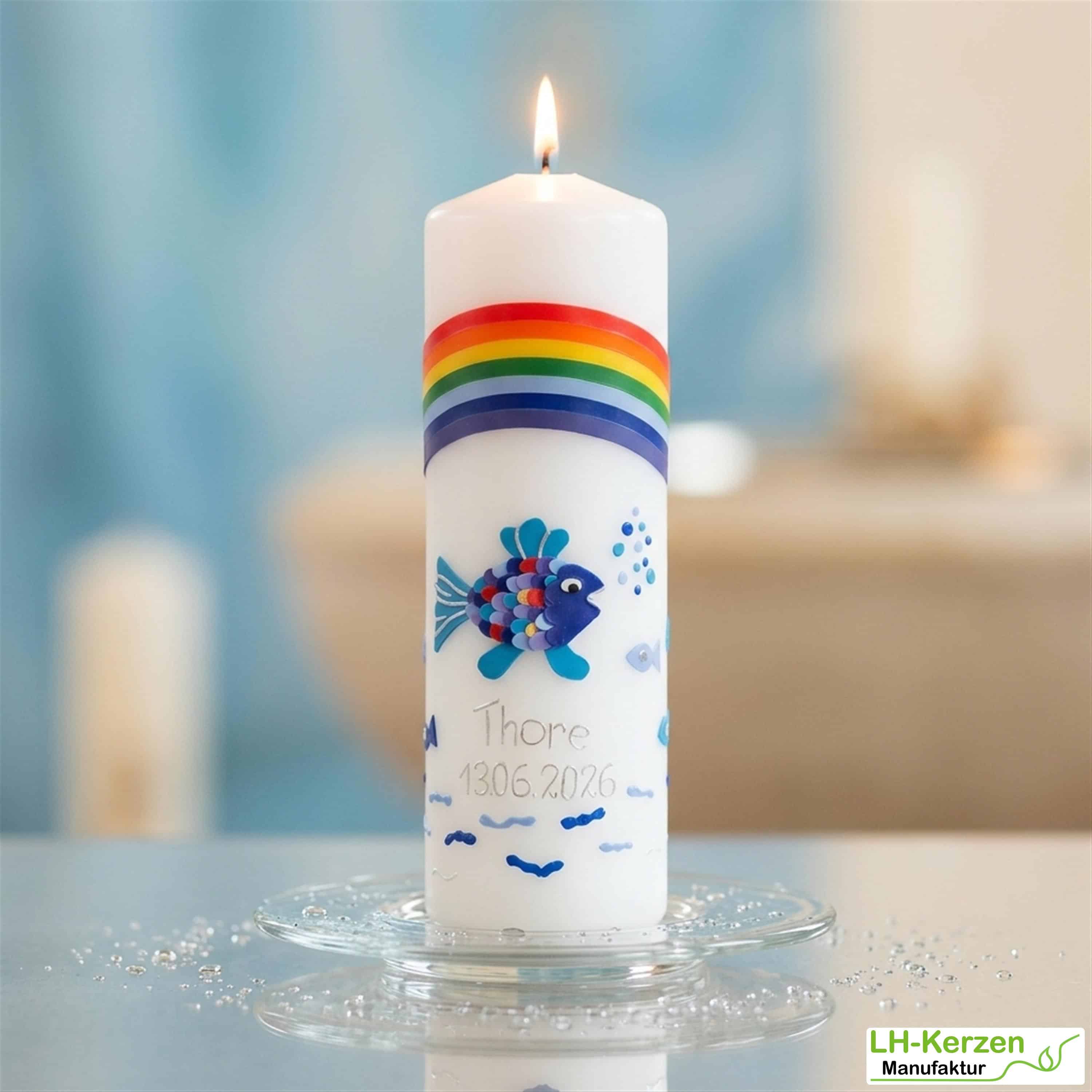 Taufkerze Regenbogen, Fisch & Wikingerschiff – rundum handverziert, personalisiert